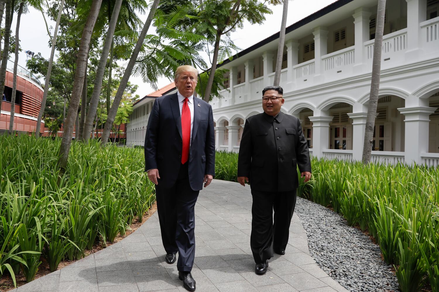 Trump, Kim Jong Un meet for historic US-North Korea summit