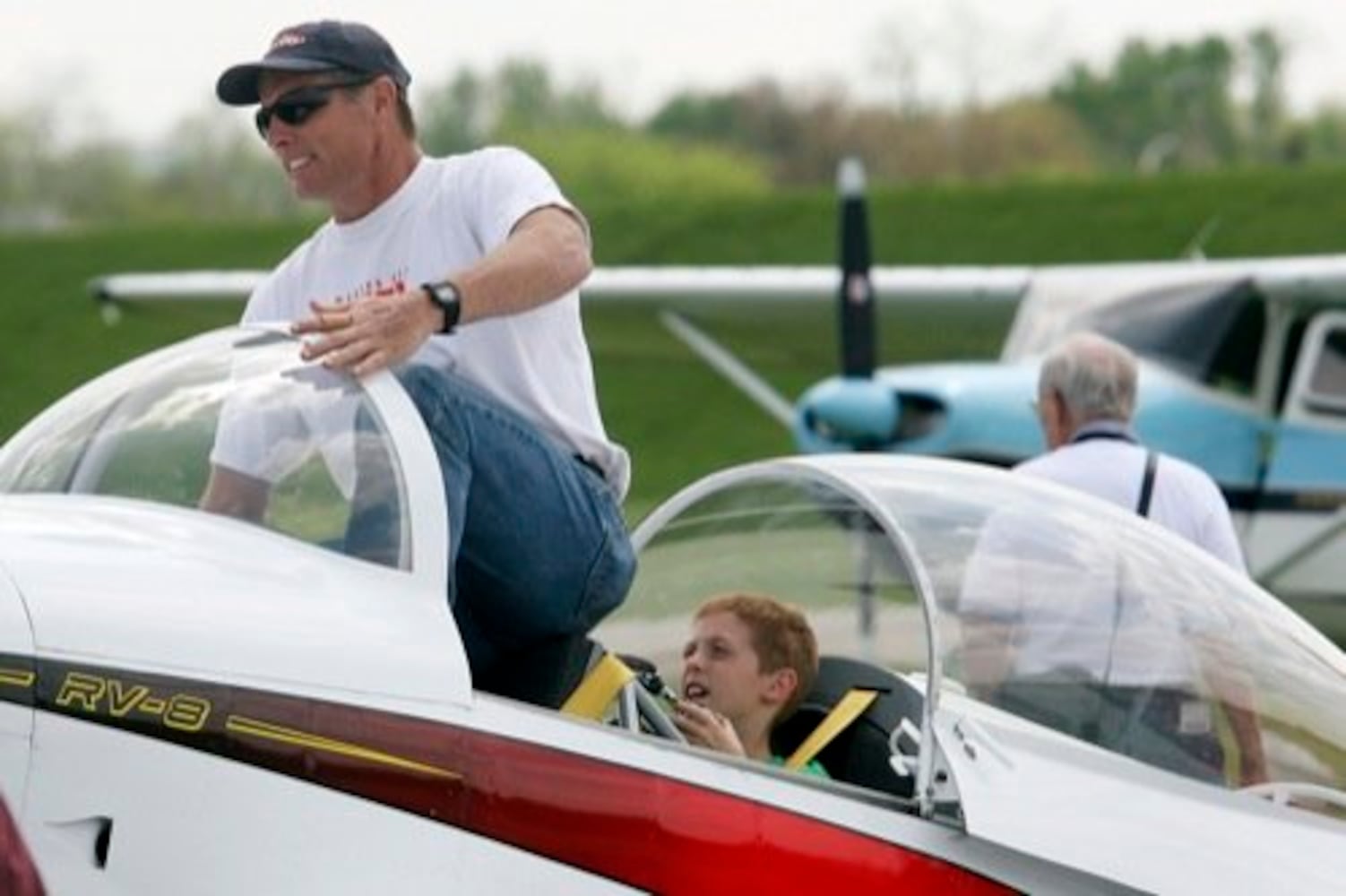 Aircraft fly-in at Moraine Airpark