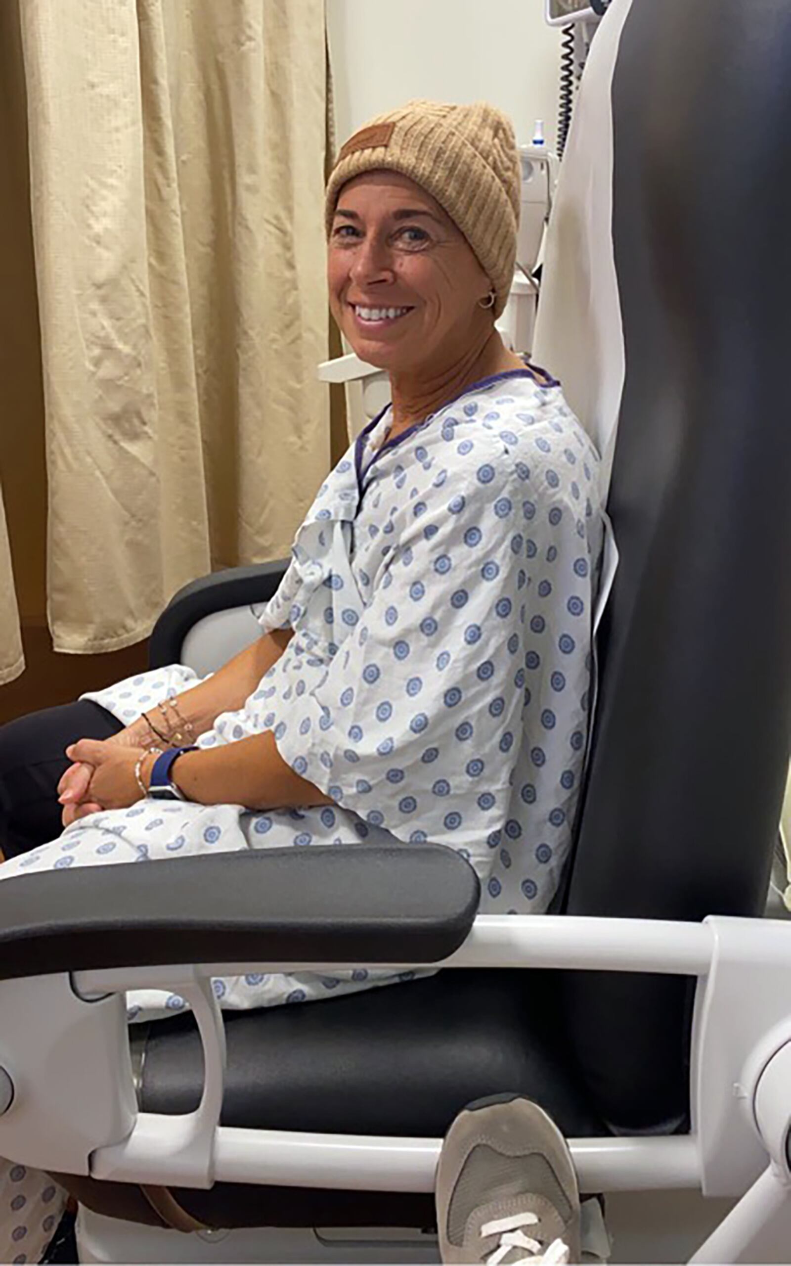 Raiff at the beginning of her chemo treatments for breast cancer in 2022.