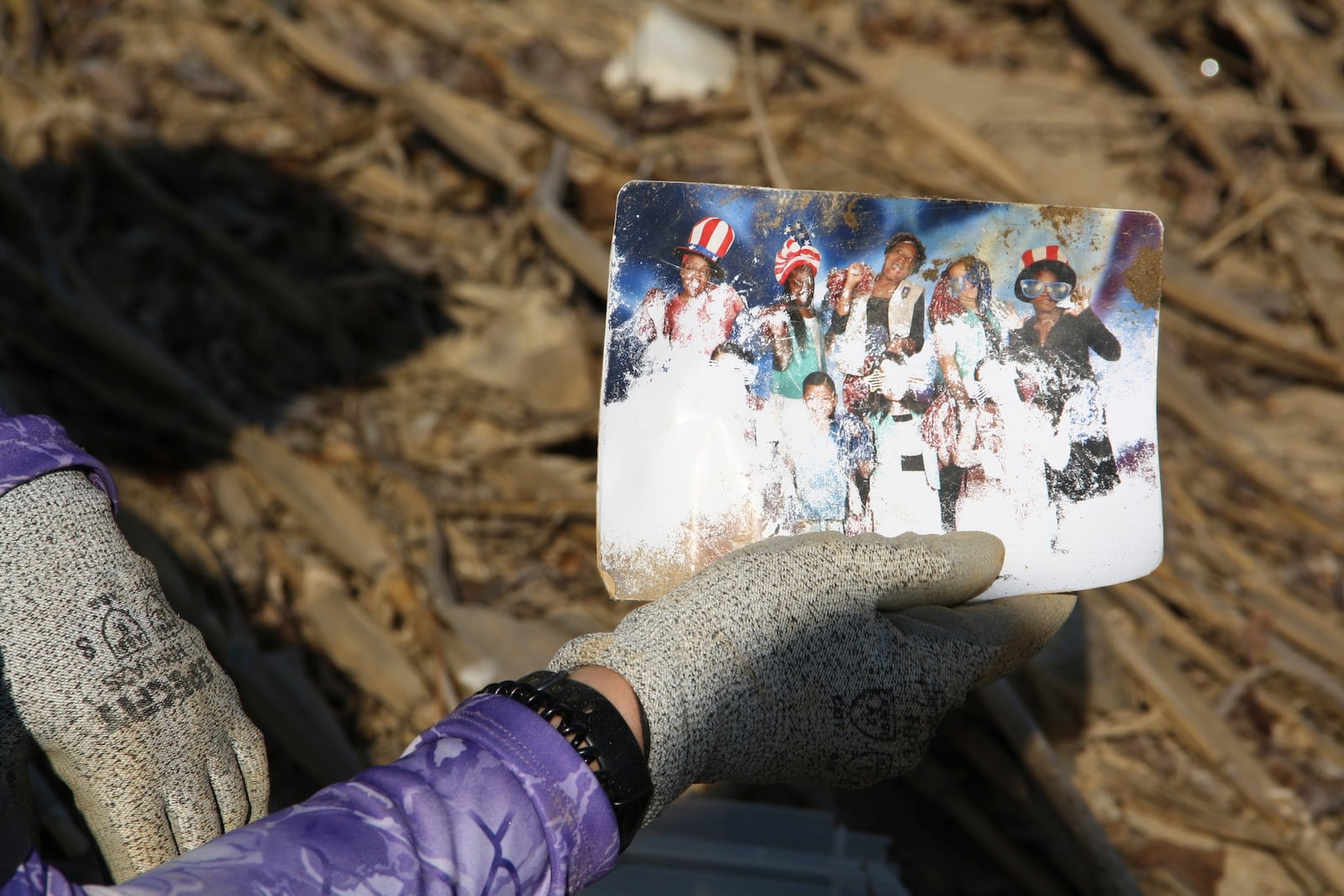 Jill Holtz clutches a lost photo she found in acornfield in Swannanoa, N.C., on Thursday, Feb. 6, 2025. (AP Photo/Makiya Seminera)