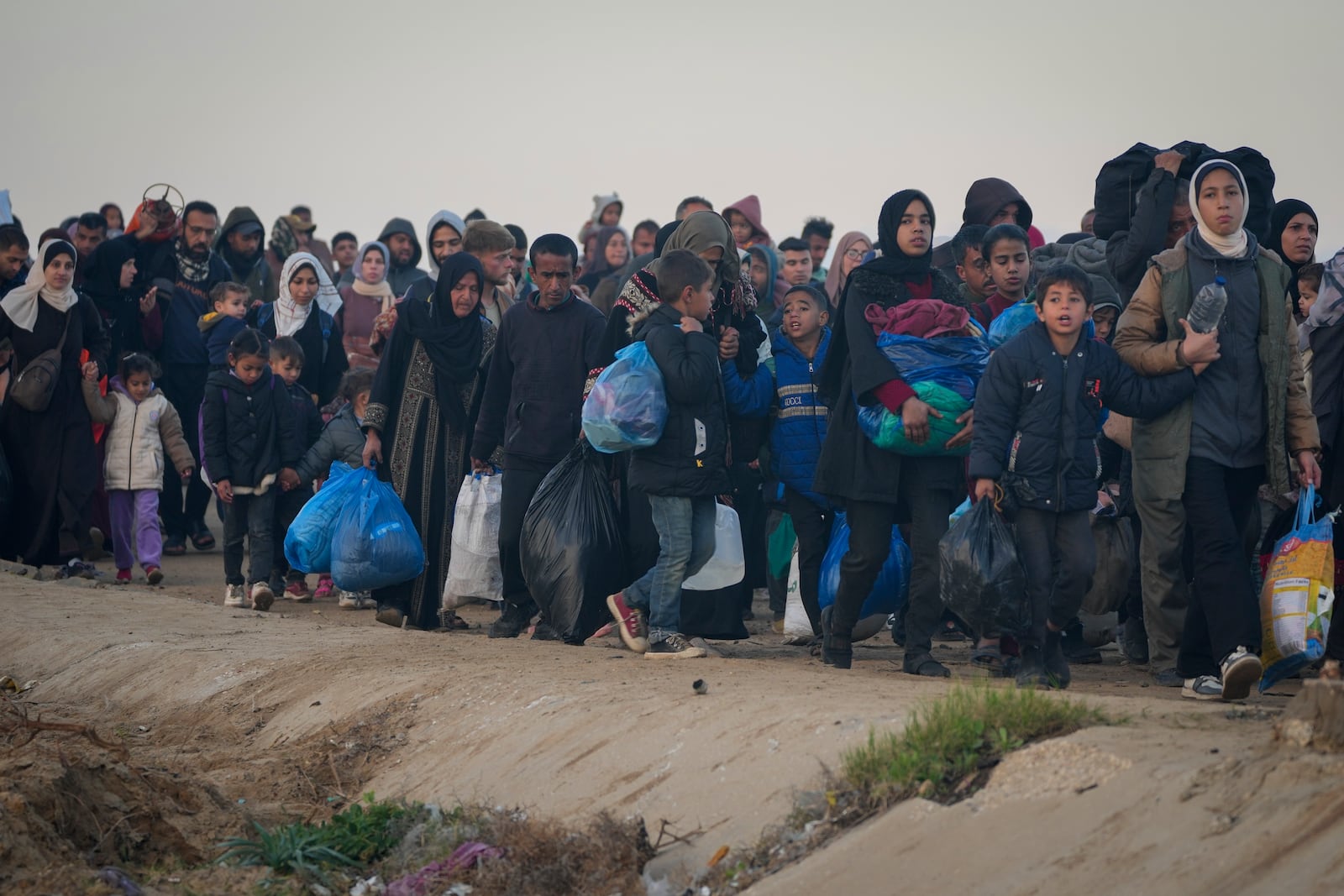 Displaced Palestinians return to their homes in the northern Gaza Strip, following Israel's decision to allow thousands of them to go back for the first time since the early weeks of the 15-month war with Hamas, Monday, Jan. 27, 2025. (AP Photo/Abdel Kareem Hana)