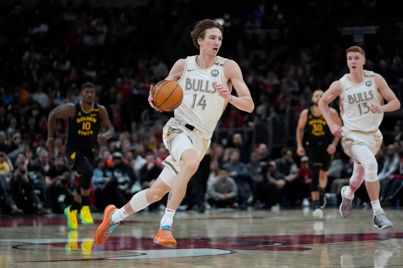 Chicago Bulls forward Matas Buzelis (14) handles the ball during the first half of an NBA basketball game against the Golden State Warriors, Saturday, Feb. 8, 2025, in Chicago. (AP Photo/Erin Hooley)