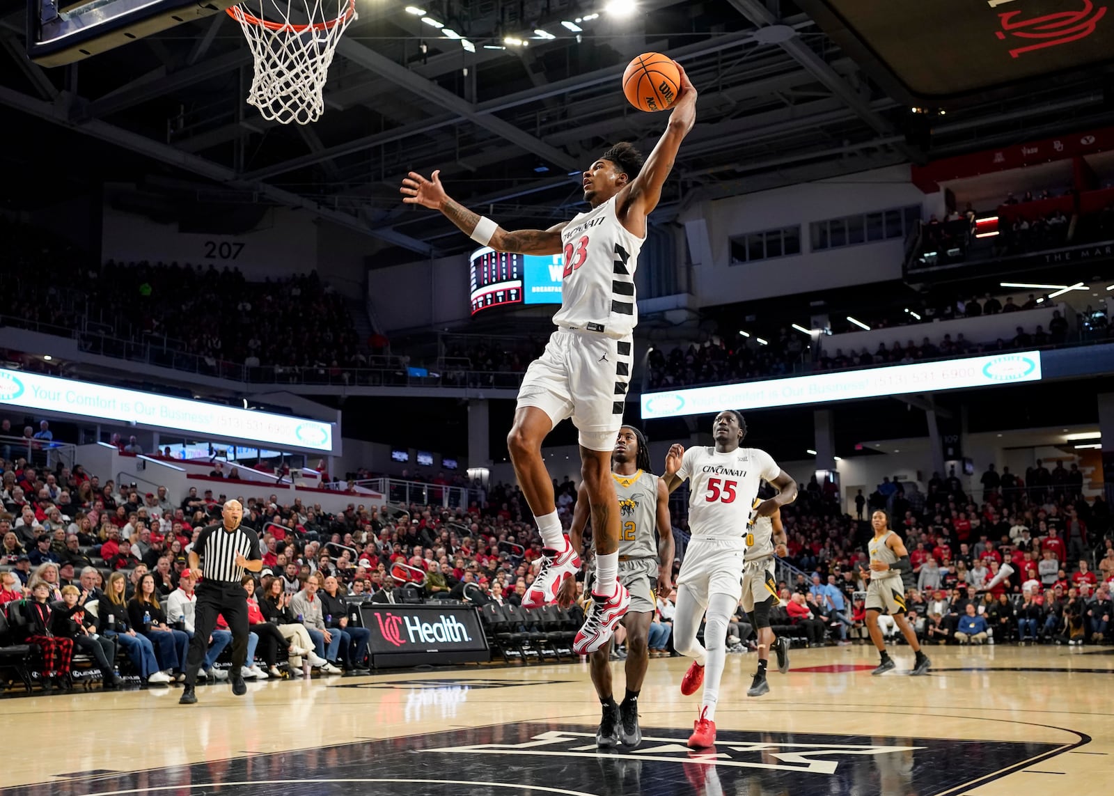 Cincinnati forward Dillon Mitchell (23) dunks during the first half of an NCAA college basketball game against Alabama State, Wednesday, Nov. 27, 2024, in Cincinnati. (AP Photo/Jeff Dean)