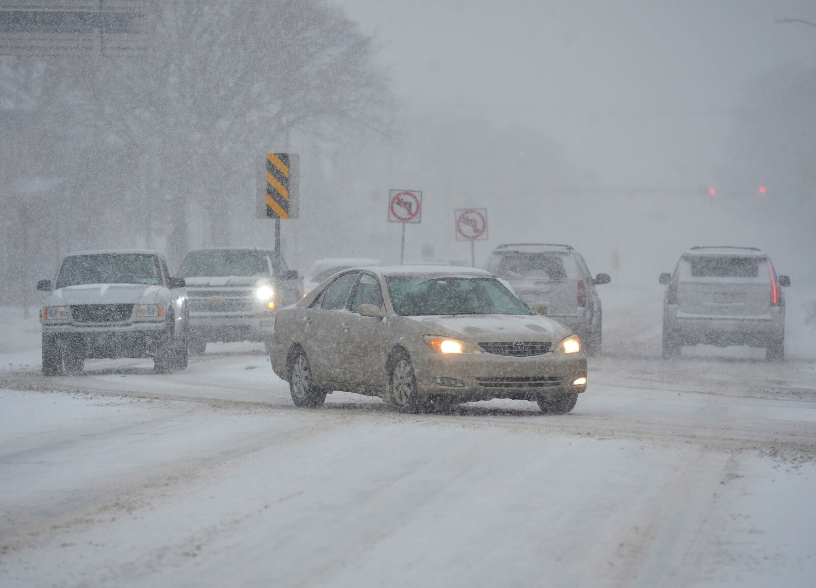 Heavy snow falls as drivers turn onto Niles Avenue Wednesday, Feb. 12, 2025, in St. Joseph, Mich., while inter weather advisories remain in effect as a winter storm moves across Michigan. (Don Campbell/The Herald-Palladium via AP)