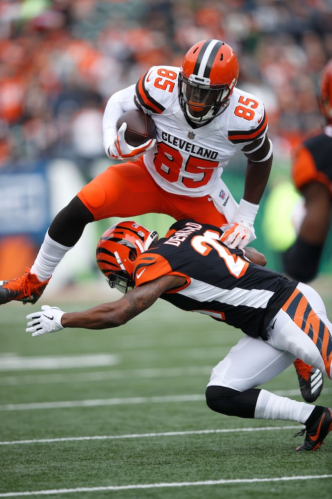 PHOTOS: Browns snap 25-game road losing streak with win over Bengals