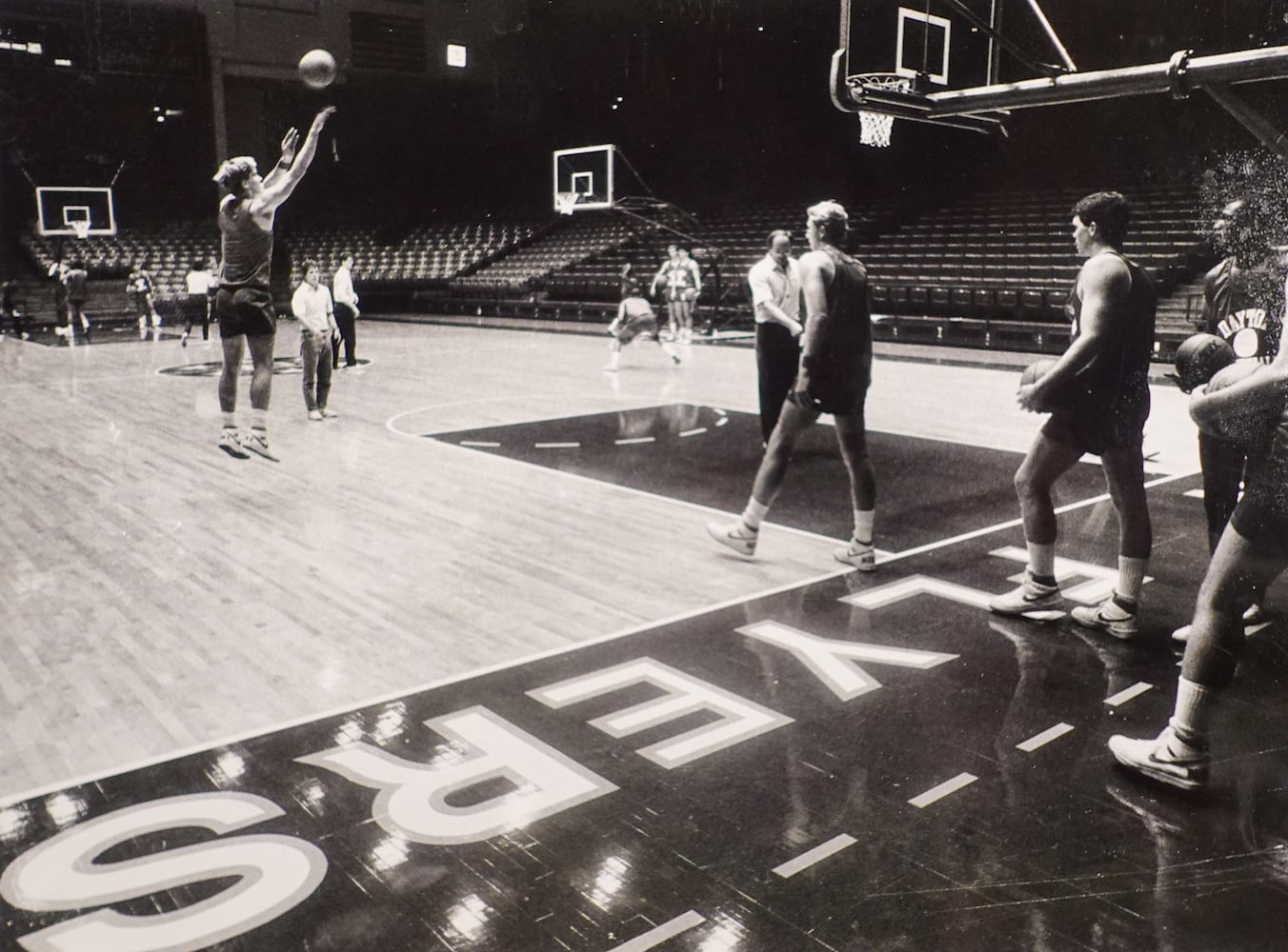 Dayton Flyers basketball archive