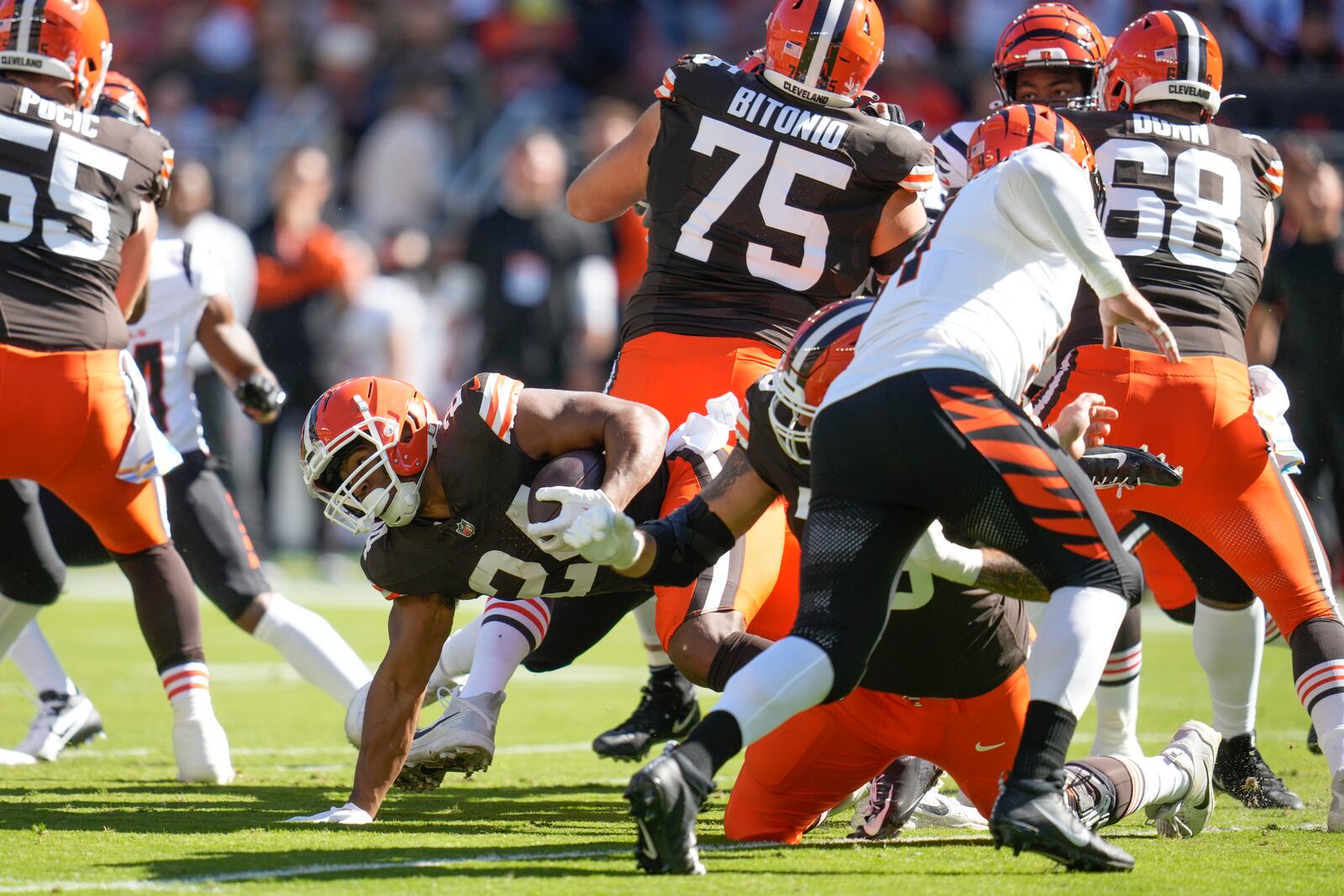 Cleveland Browns running back Nick Chubb (24) carries in the first half of an NFL football game against the Cincinnati Bengals, Sunday, Oct. 20, 2024, in Cleveland. (AP Photo/Sue Ogrocki)