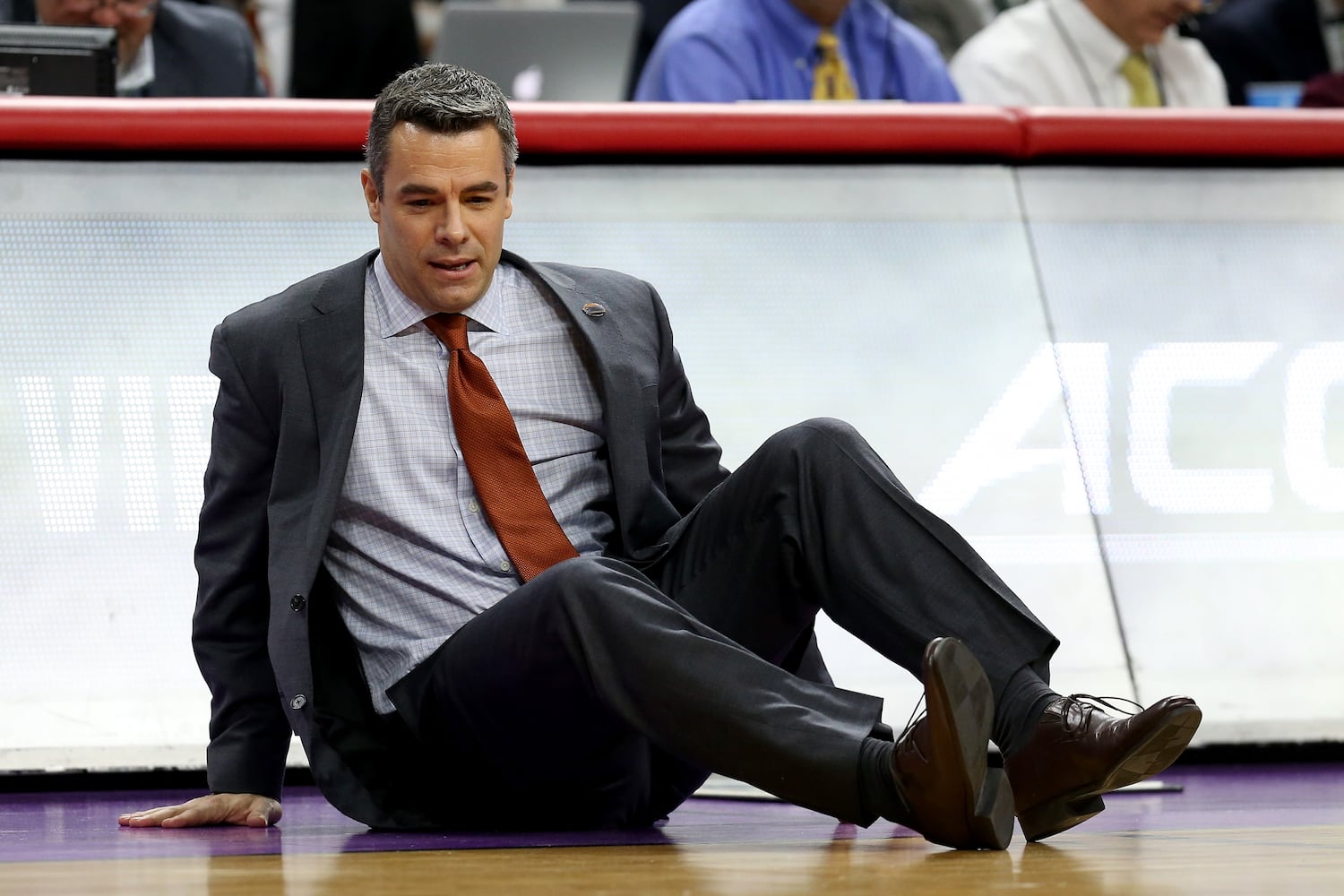 Virginia coach collapses at NCAA tourney