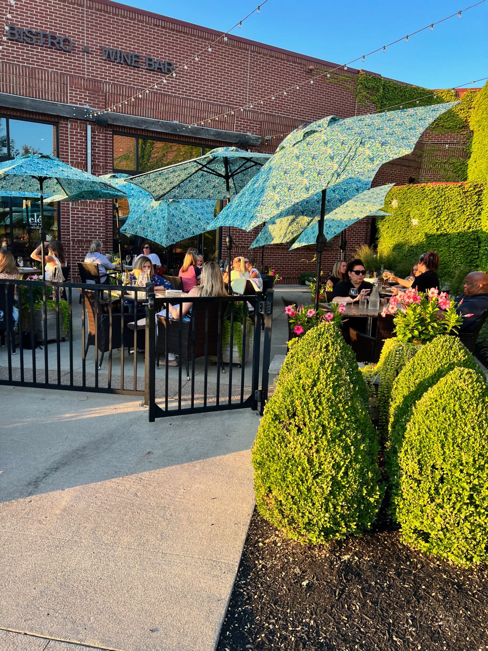 elé Cake Co Bistro & Wine Bar is an inviting spot for outdoor dining. PHOTO BY ALEXIS LARSEN