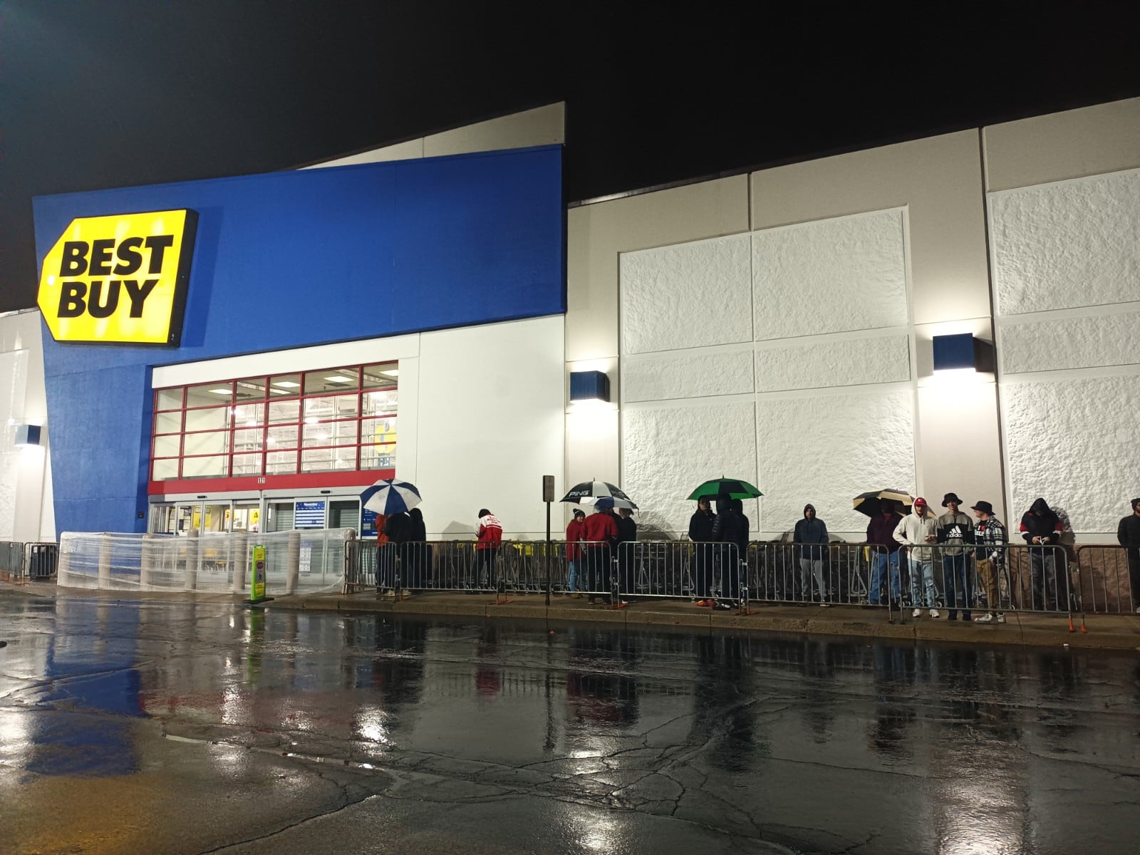 Approximately two dozen Black Friday shoppers stand outside of Best Buy near the Dayton Mall on Friday, Nov. 25, 2022. SAMANTHA WILDOW\STAFF