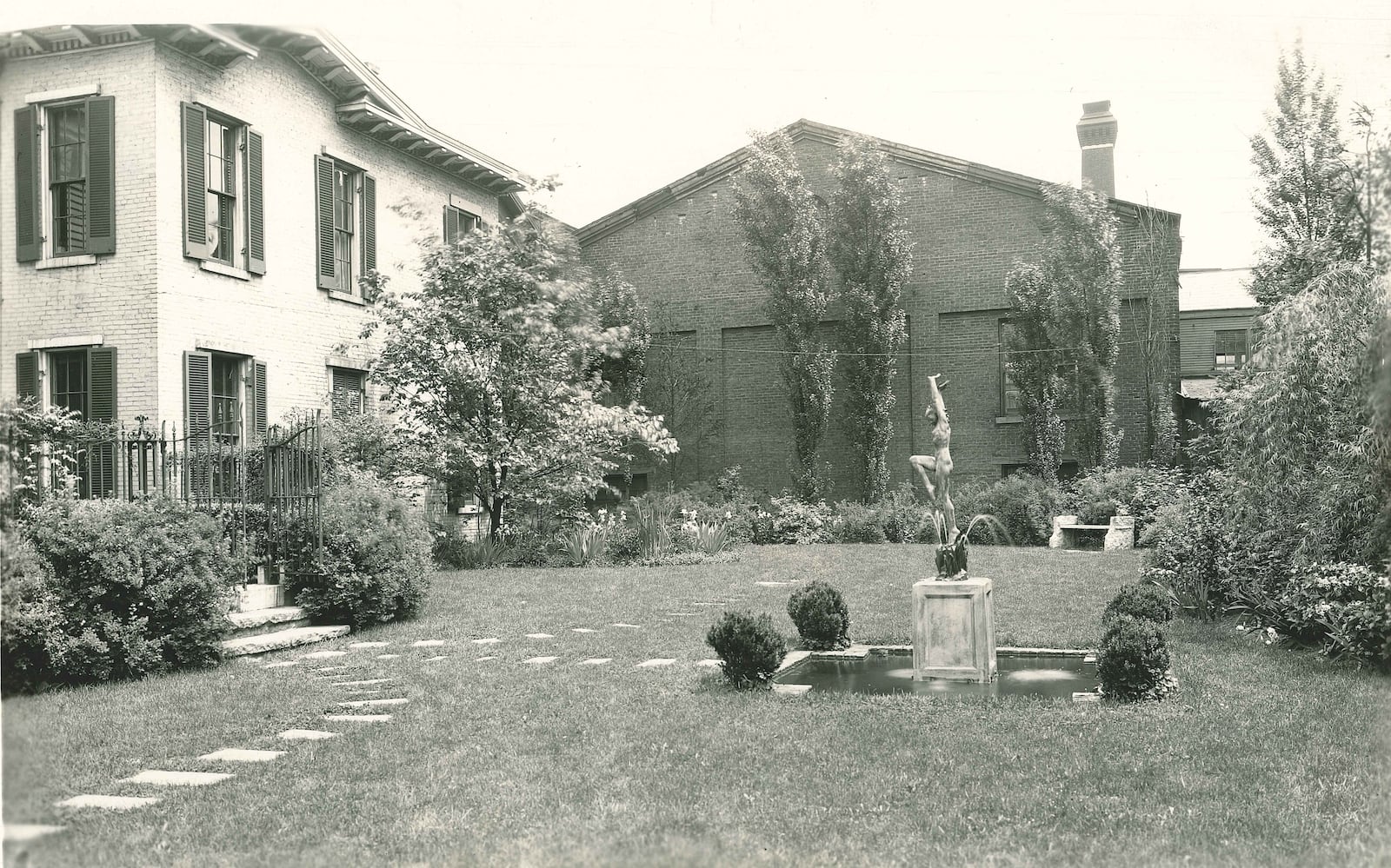 The Dayton Art Institute’s original home was located at the corner of Monument Avenue and St. Clair Street in downtown Dayton. The sculpture Joy of the Waters can be seen in the fountain at the right of the image. CONTRIBUTED