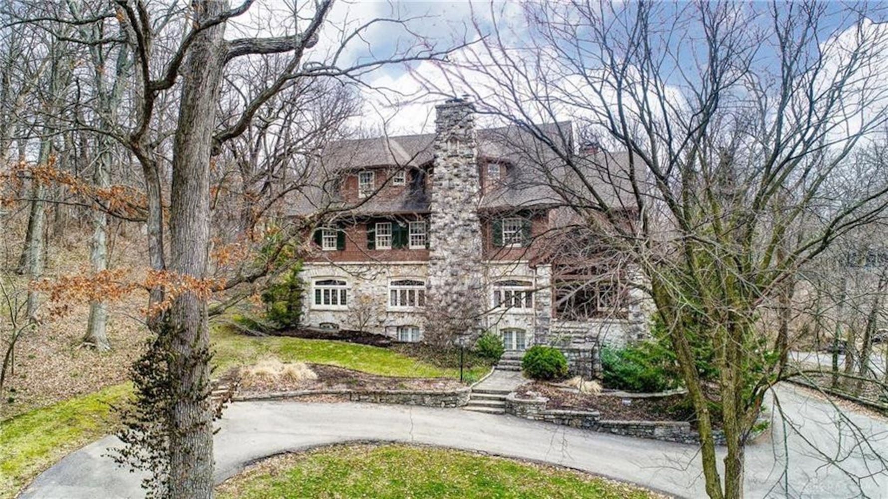 PHOTOS: $1M Oakwood manor on the market