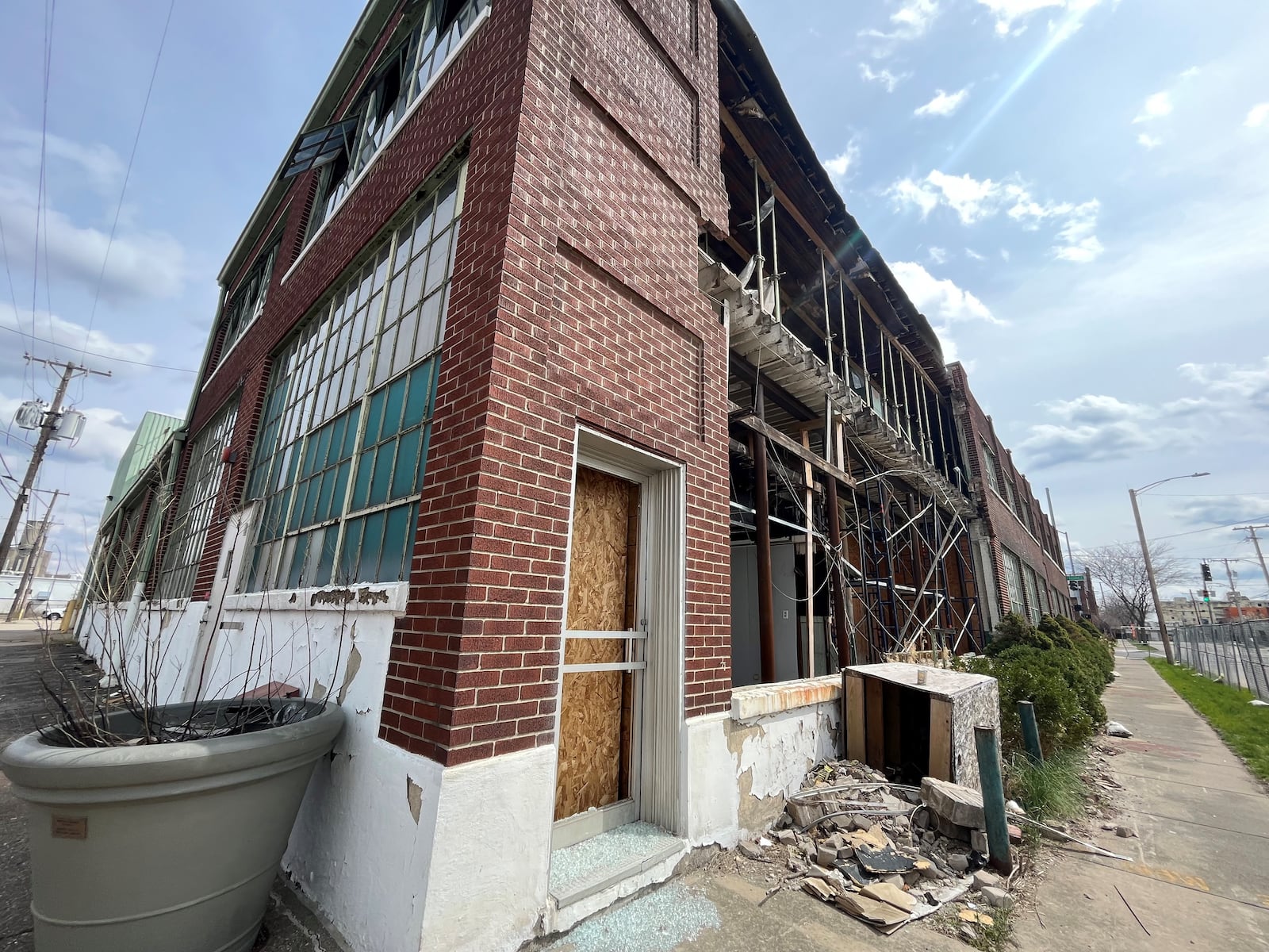 A new 102-unit apartment building is planned for the former Midwest Tool & Engineering Co. building on Webster Street near 2nd Street Market. CORNELIUS FROLIK / STAFF