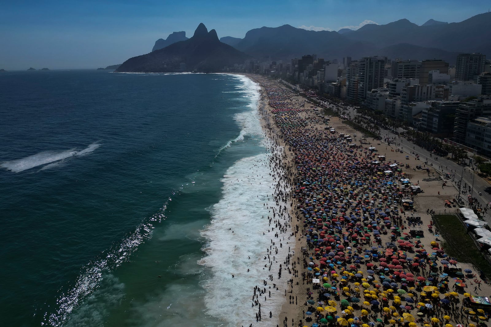 Beachgoers flock to Ipanema beach during summer in Rio de Janeiro, Sunday, Feb. 16, 2025. (AP Photo/Bruna Prado)