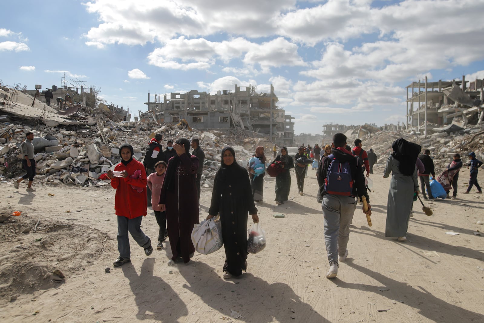 Displaced Palestinians return to Rafah, Gaza Strip, Monday, Jan. 20, 2025 a day after the ceasefire deal between Israel and Hamas went into effect. (AP Photo/Jehad Alshrafi)