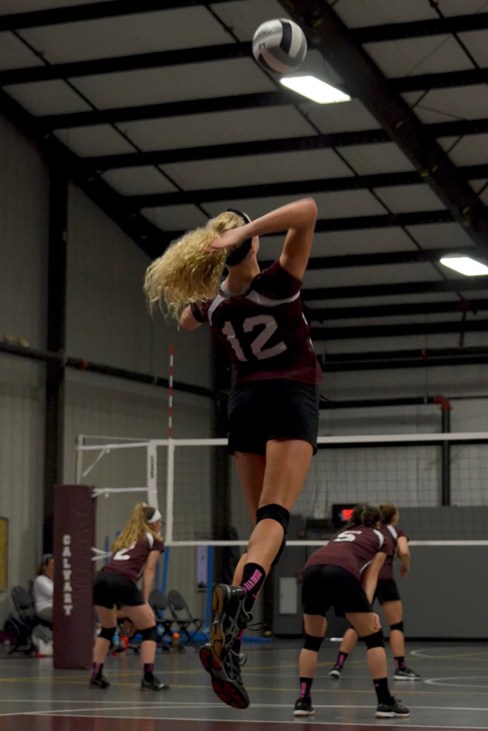 Hensley playing volleyball in high school in 2022.