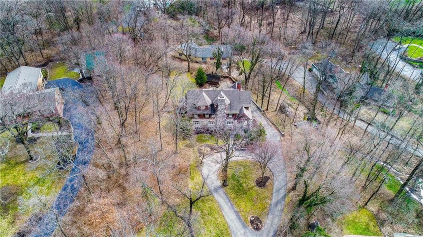 PHOTOS: $1M Oakwood manor on the market