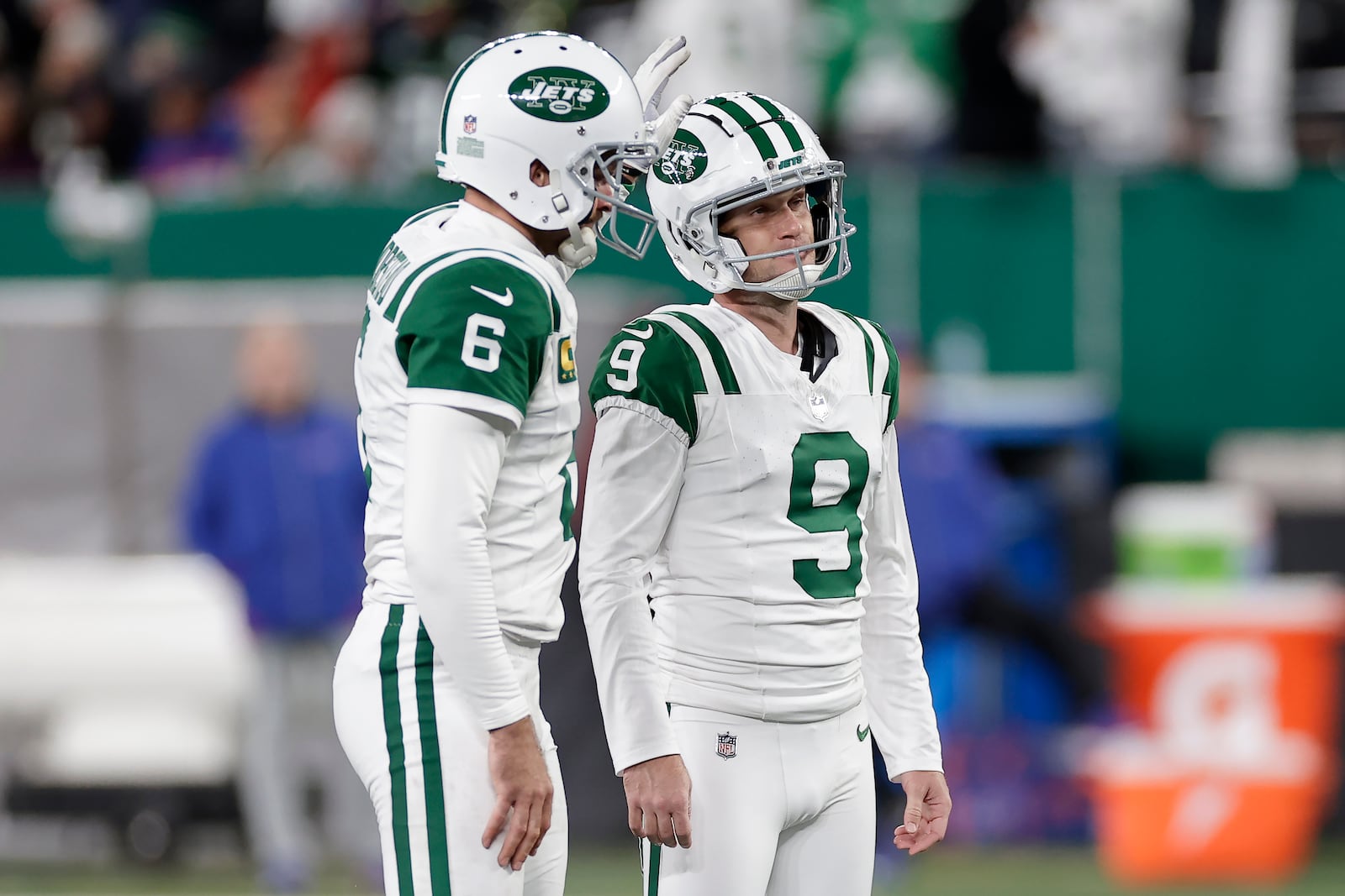 New York Jets place kicker Greg Zuerlein (9) reacts after missing a field goal attempt with Thomas Morstead during the second half of an NFL football game against the Buffalo Bills in East Rutherford, N.J., Monday, Oct. 14, 2024. (AP Photo/Adam Hunger)