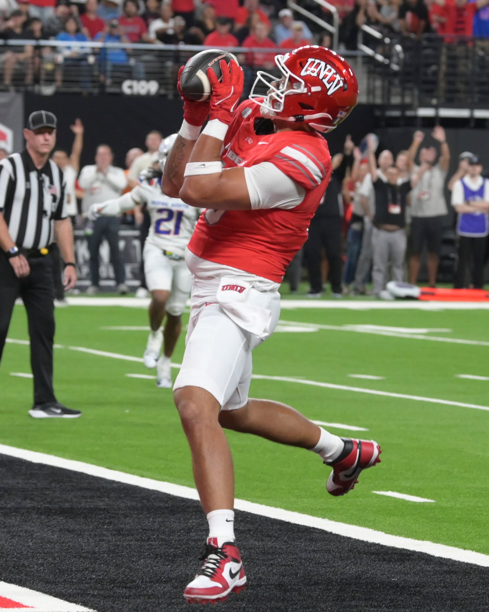 UNLV Rebels tight end Kaleo Ballungay (19) pulls in a pass for a touchdown against the Boise State Broncos during the first half of an NCAA football game Friday, Oct. 25, 2024, in Las Vegas. (AP Photo/Sam Morris)