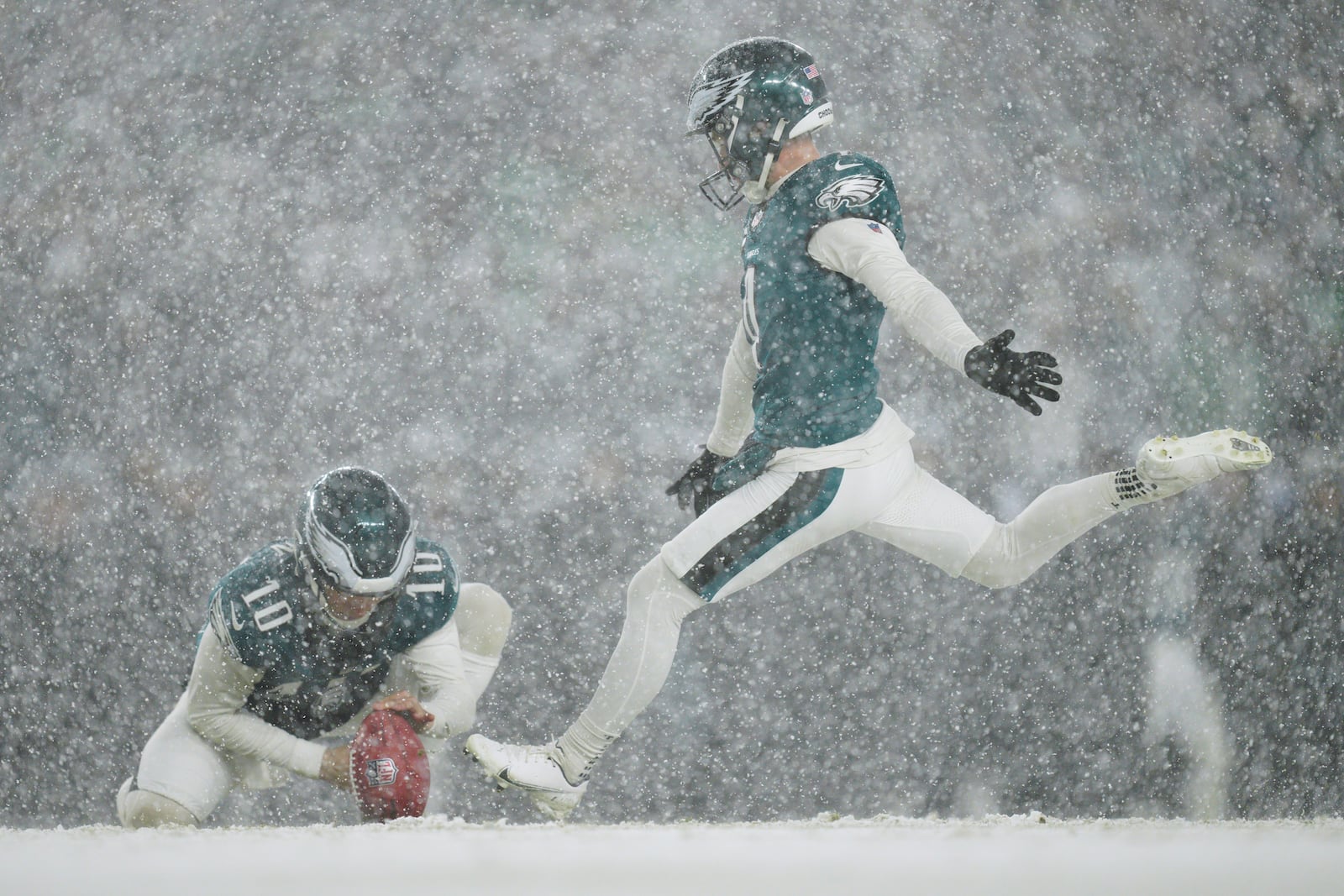 Philadelphia Eagles' Jake Elliott, right, kicks a field goal during the second half of an NFL football NFC divisional playoff game against the Los Angeles Rams on Sunday, Jan. 19, 2025, in Philadelphia. (AP Photo/Derik Hamilton)