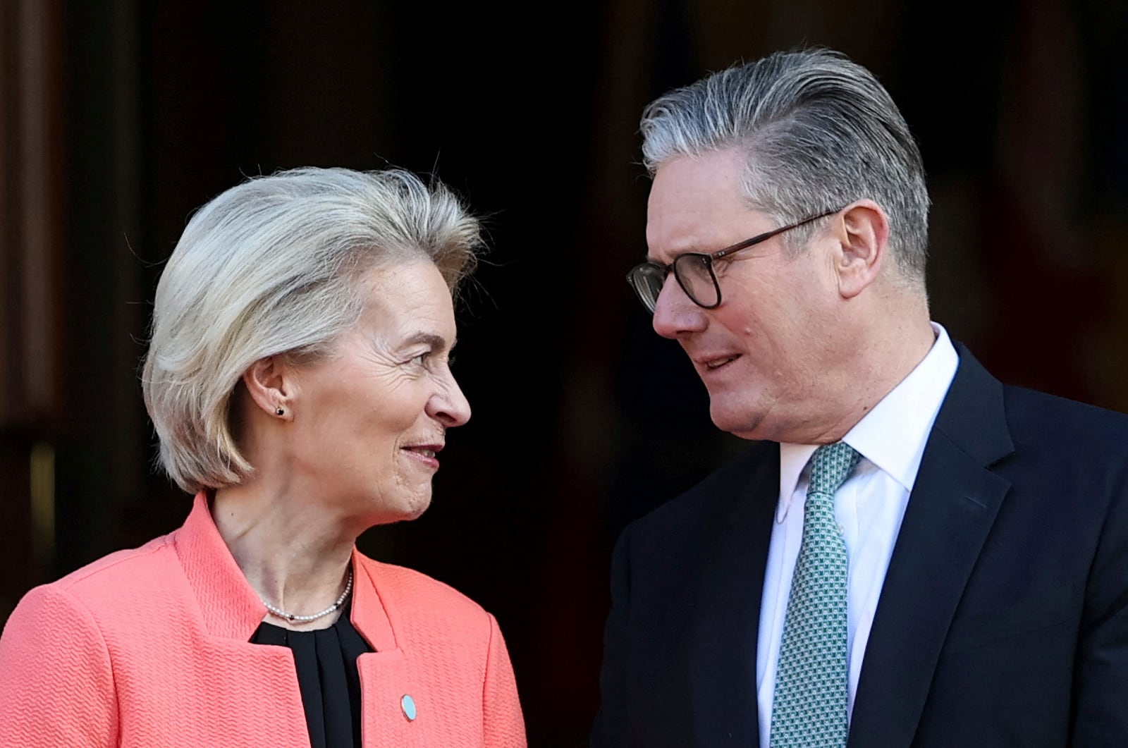 Britain's Prime Minister Keir Starmer, right, welcomes European Commission President Ursula von der Leyen to the European leaders' summit to discuss Ukraine, at Lancaster House, London, Sunday March 2, 2025. (Toby Melville/Pool via AP)