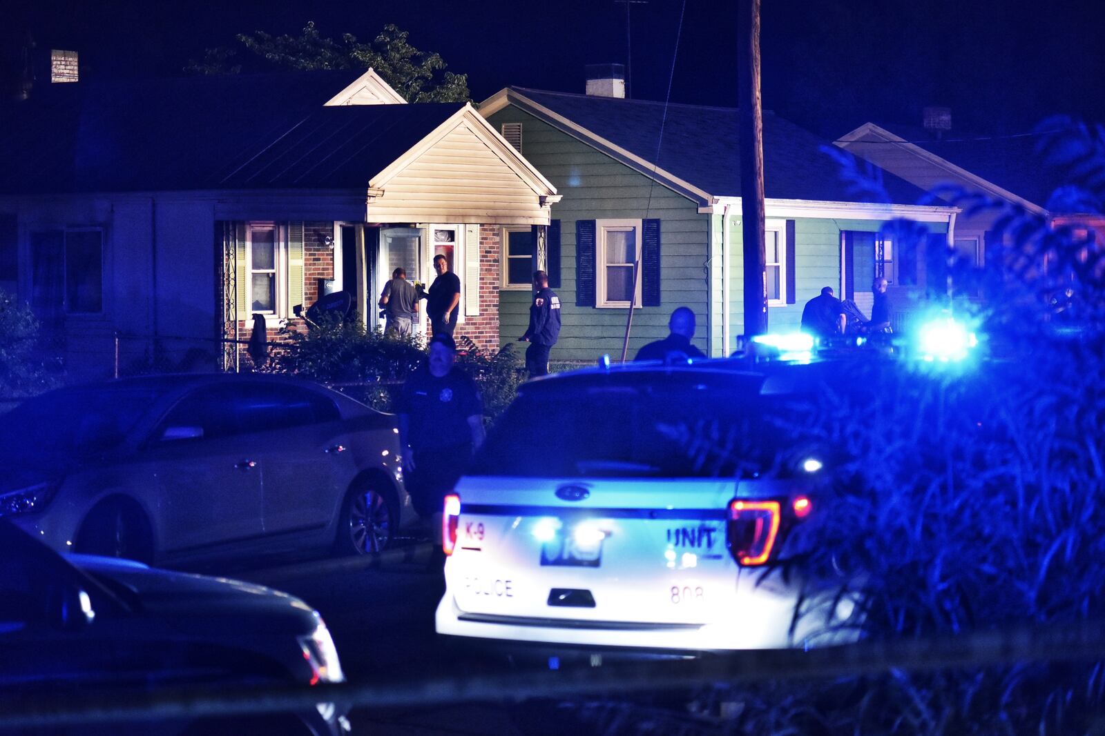 Middletown fire and police crews responded to a house fire Friday evening, Aug. 14, 2020, in the 1200 block of Lind Street. NICK GRAHAM/STAFF