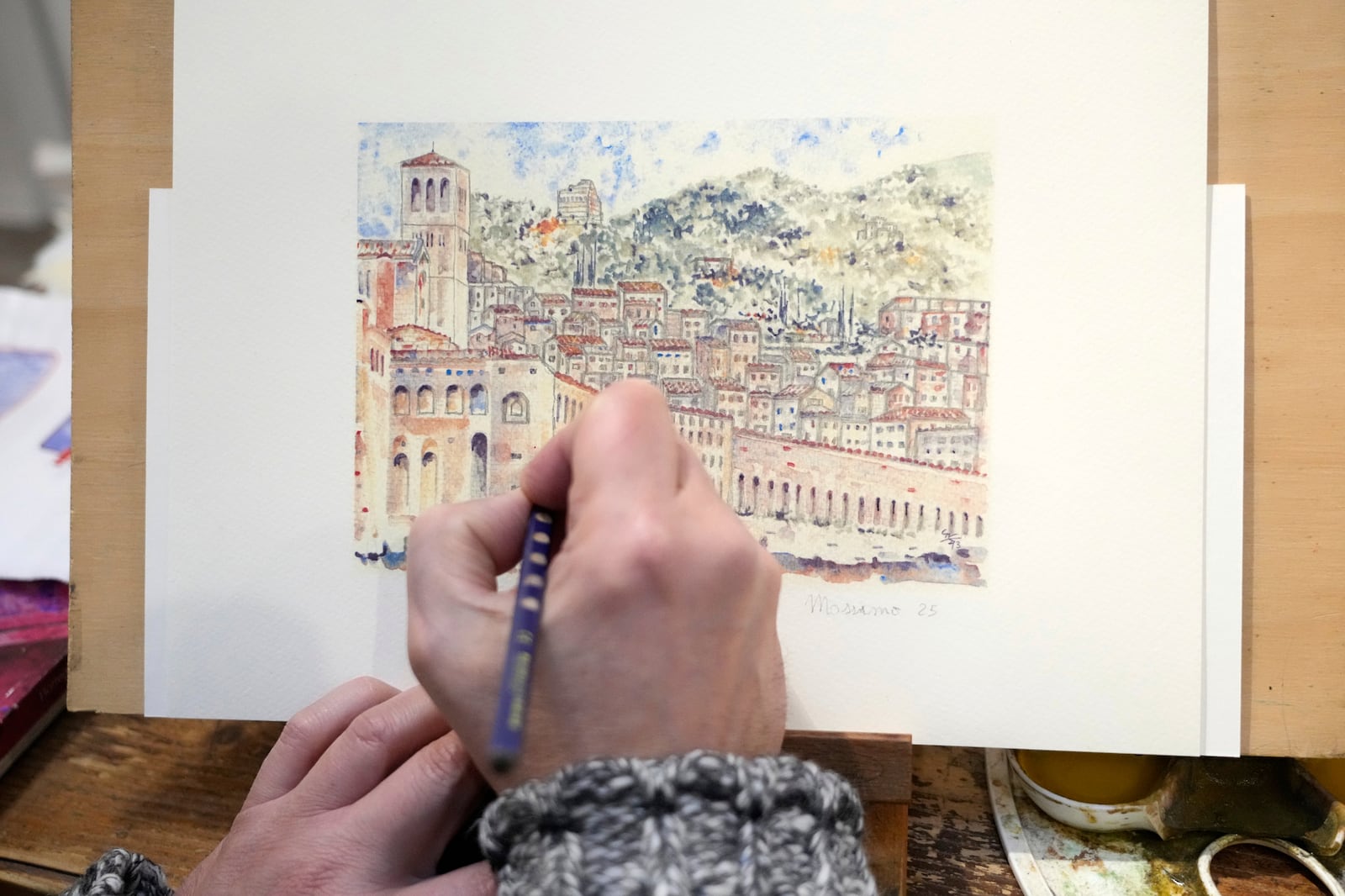 Massimo Favaroni gives the last touch to a watercolor sketch of St. Francis Basilica in Assisi, Italy, Saturday, March 1, 2025. (AP Photo/Gregorio Borgia)