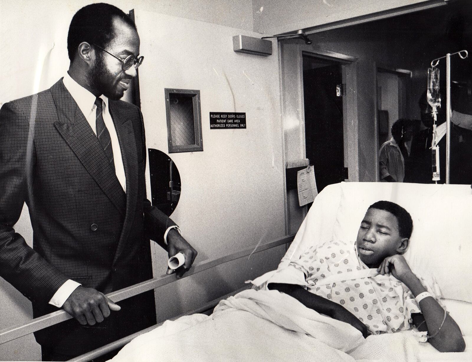 Surgery for 12-year-old Thomas Myree to repair a broken shoulder injured during a pickup game of football was delayed so that he would have chance to visit with the Edwin Moses the Olympic champion. DAYTON DAILY NEWS ARCHIVE