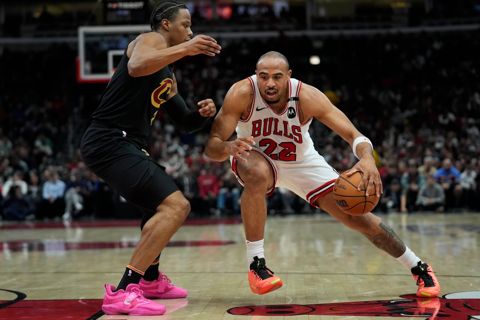 Cleveland Cavaliers forward Isaac Okoro (35), left, guards Chicago Bulls forward Talen Horton-Tucker (22) during the first half of an NBA basketball game Tuesday, March 4, 2025, in Chicago. (AP Photo/Erin Hooley)