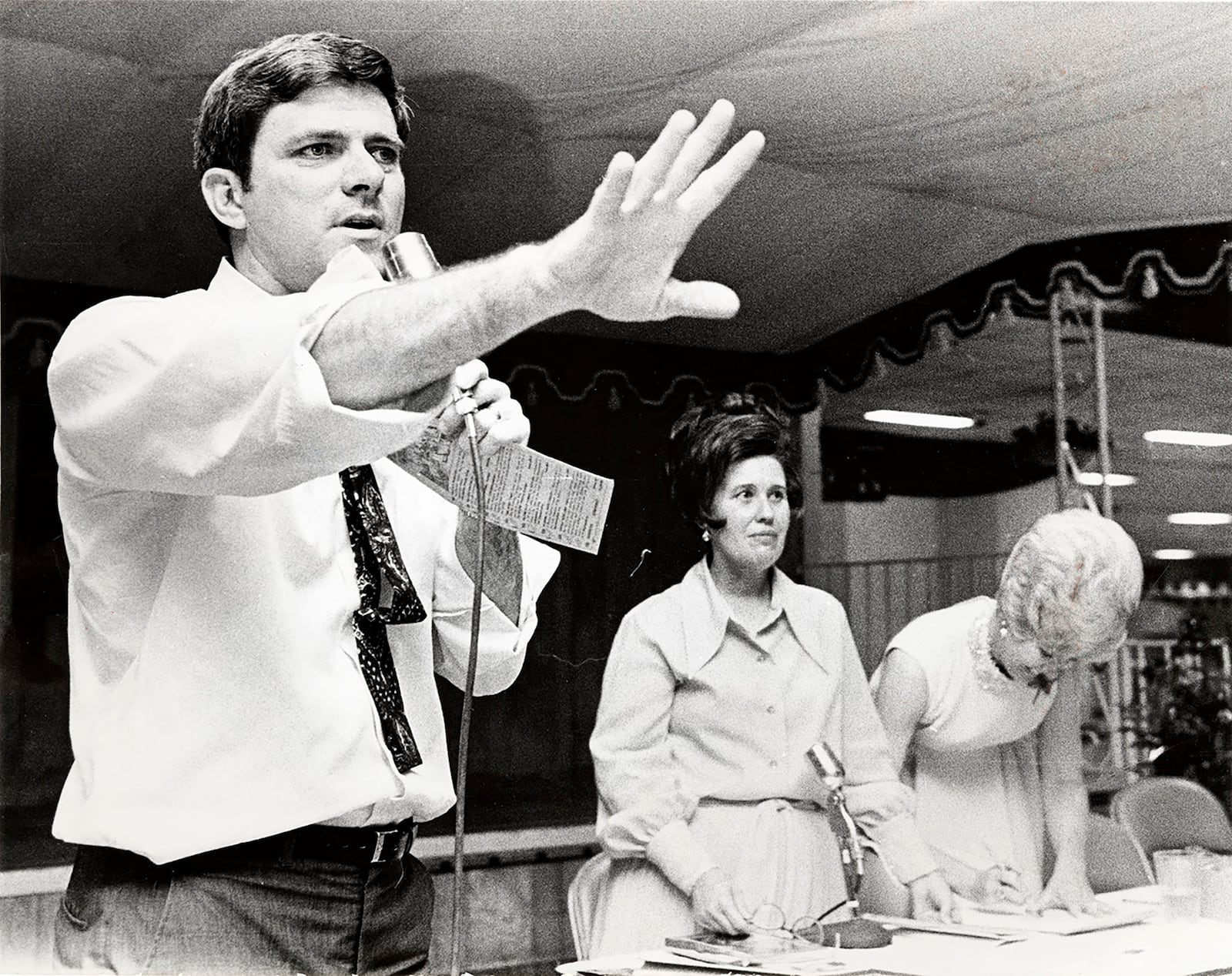 Phil Donahue at a charity auction with Erma Bombeck. Donahue and Bombeck were neighbors in Centerville. DAYTON DAILY NEWS ARCHIVE