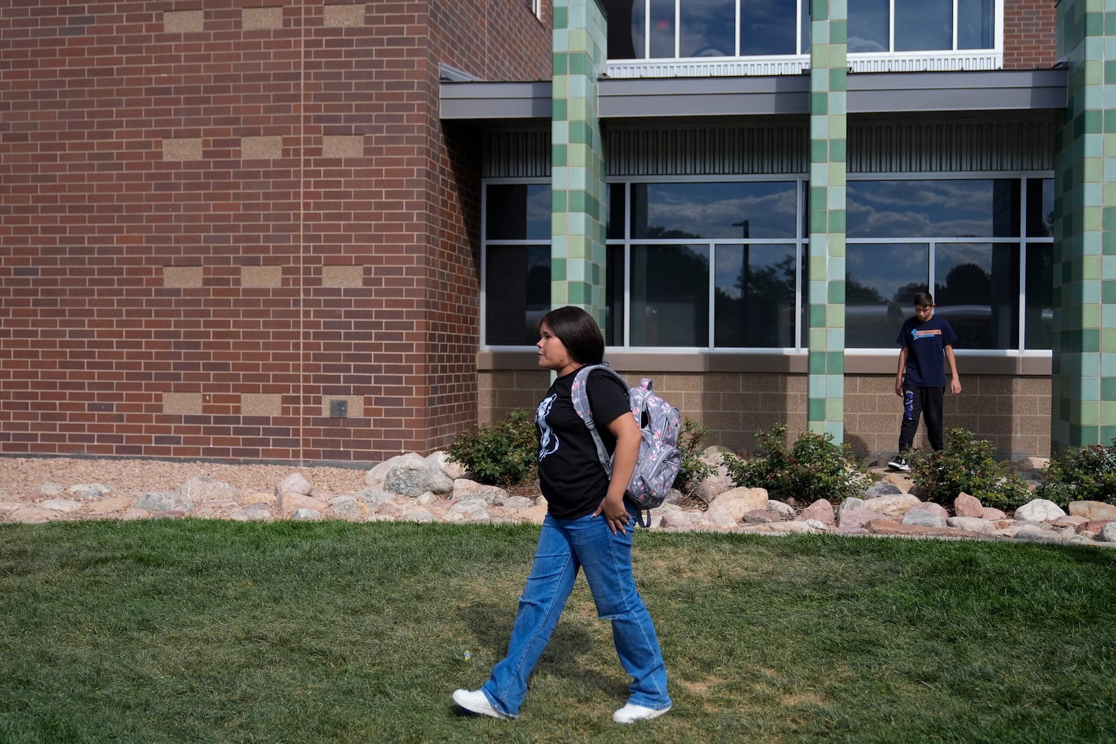 Alisson Ramírez walks to catch the school bus back home Wednesday, Aug. 28, 2024, in Aurora, Colo. (AP Photo/Godofredo A. Vásquez)