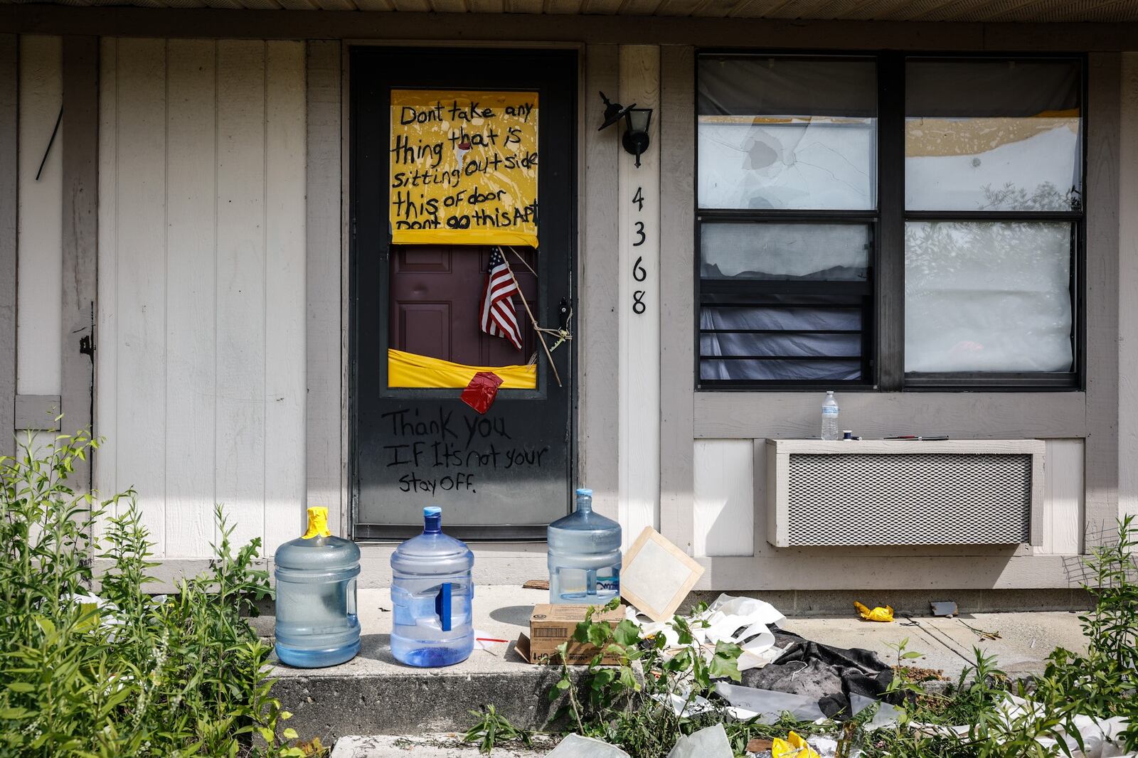 A sign on the door of an abandoned apartment on Foxton Court asks people not to steal belongings. JIM NOELKER/STAFF