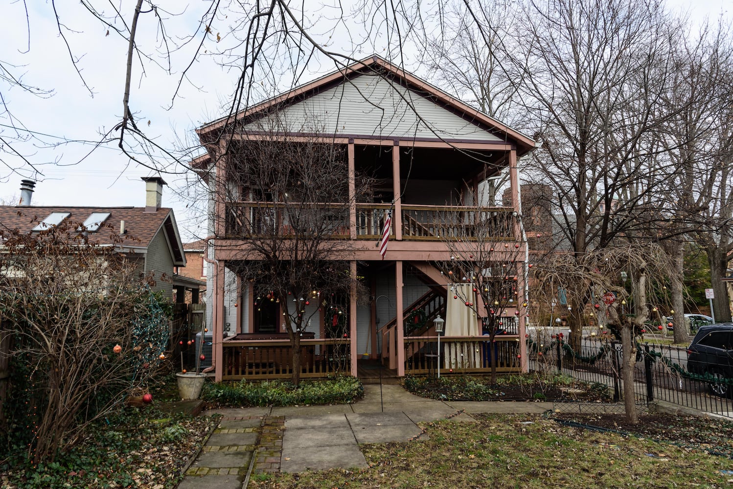 PHOTOS: A Dickens of a Christmas St. Anne’s Hill Holiday Home Tour