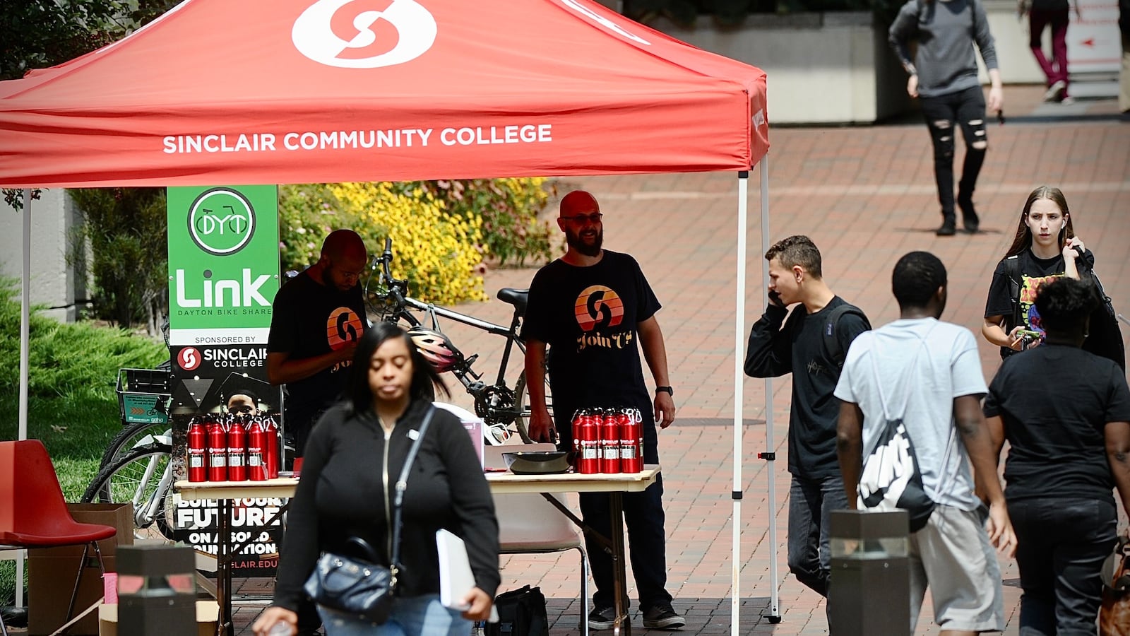 Students return to Sinclair Community College Monday, August 21, 2023 for the first day of classes. MARSHALL GORBY\STAFF