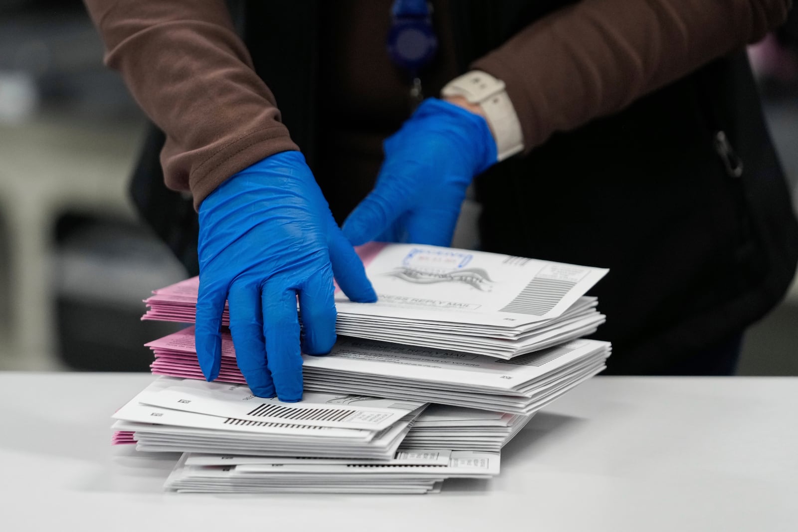 An Election worker sorts ballots at the Washoe County Registrar of Voters Office, Tuesday, Nov. 5, 2024, in Reno, Nev. (AP Photo/Godofredo A. Vásquez)