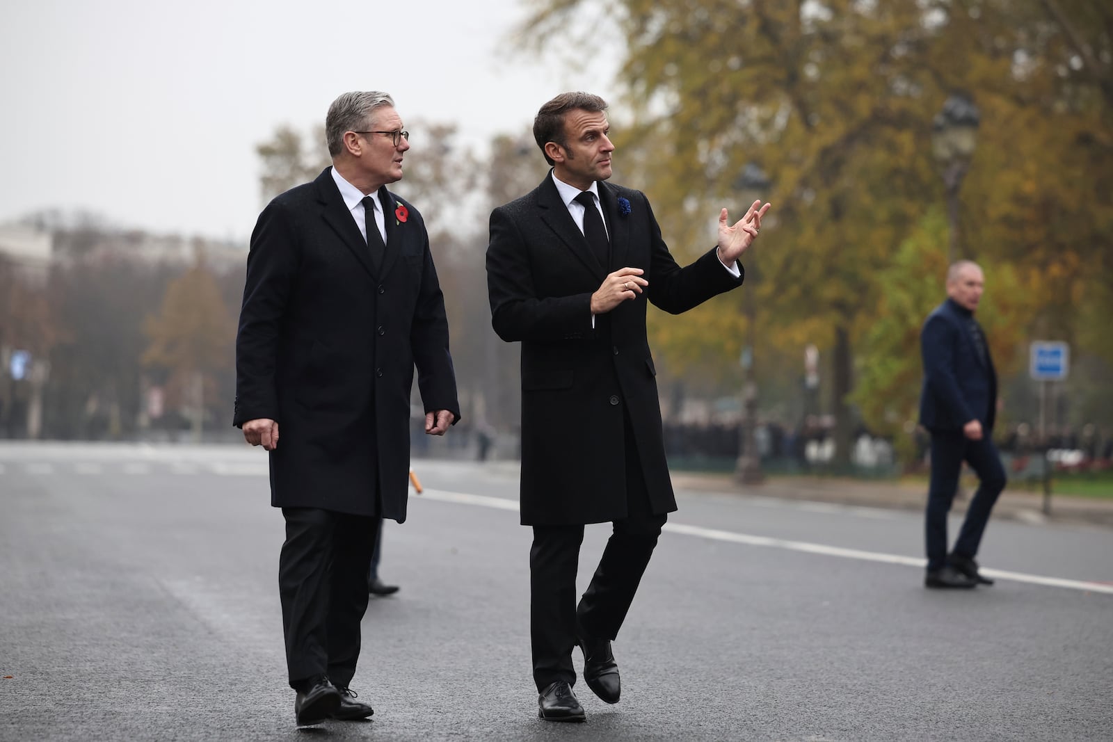 French President Emmanuel Macron, right, and British Prime Minister Keir Starmer discuss during commemorations marking the 106th anniversary of the WWI Armistice, in Paris, France, Monday, Nov.11 2024. (Christophe Petit Tesson, Pool via AP)