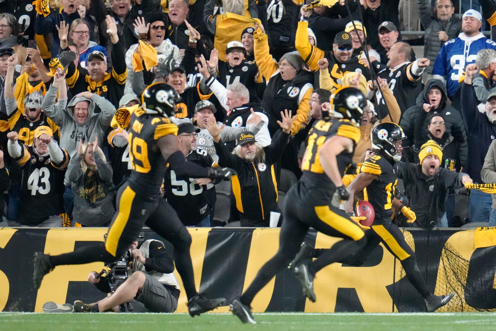 Pittsburgh Steelers wide receiver Calvin Austin III, right, returns a punt for a touchdown during the second half of an NFL football game against the New York Giants Monday, Oct. 28, 2024, in Pittsburgh. (AP Photo/Gene J. Puskar)