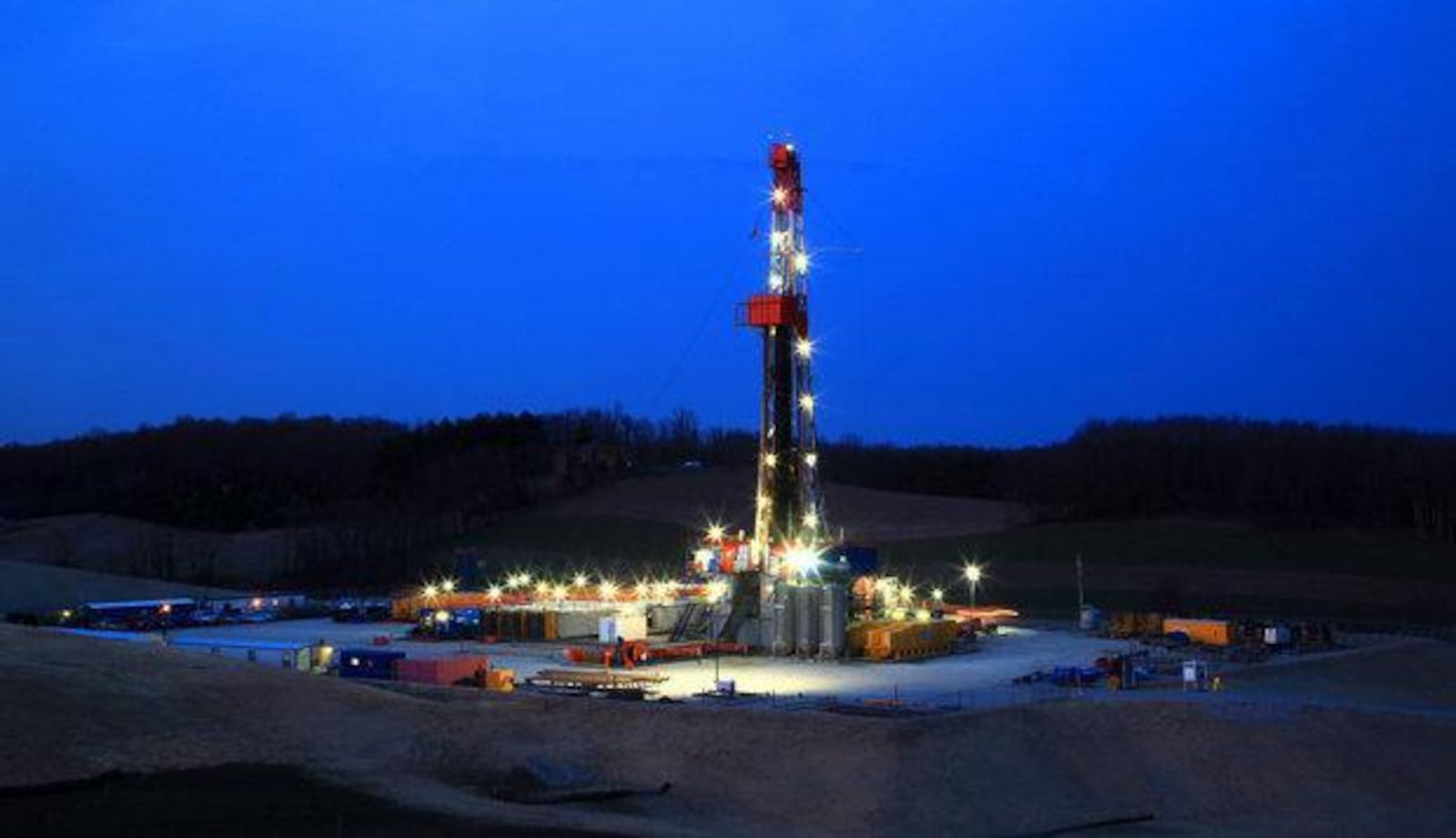 An oil drilling rig stands lit in Carroll County in 2013 when there was talk of an unstoppable shale “boom” in Ohio. Natural gas from shale wells was increasing at the time. Plain Dealer.