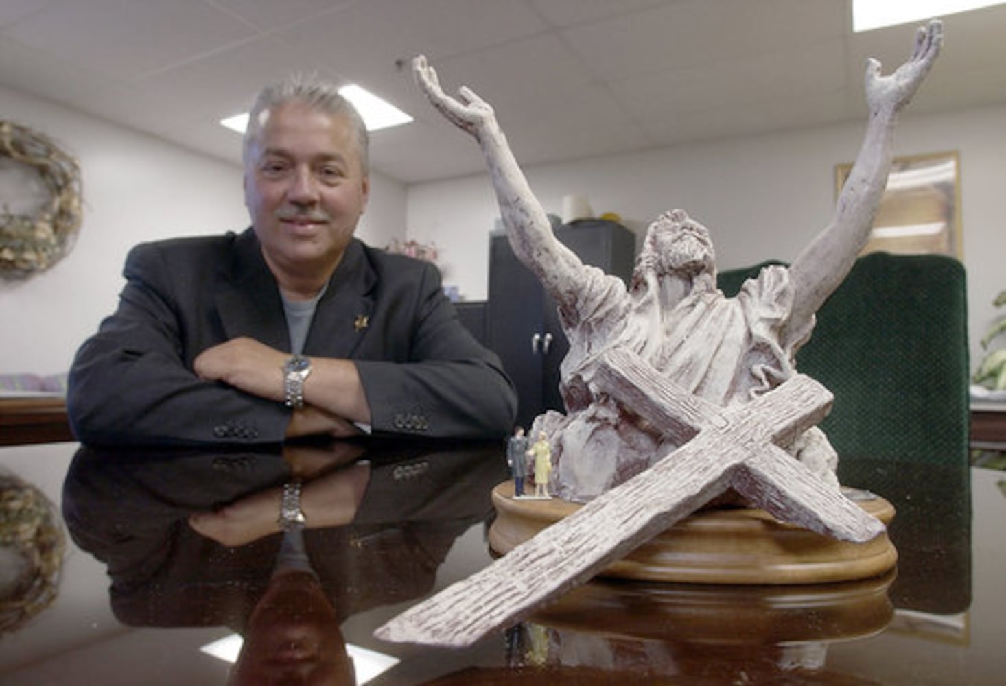 'Touchdown Jesus' statue in photos