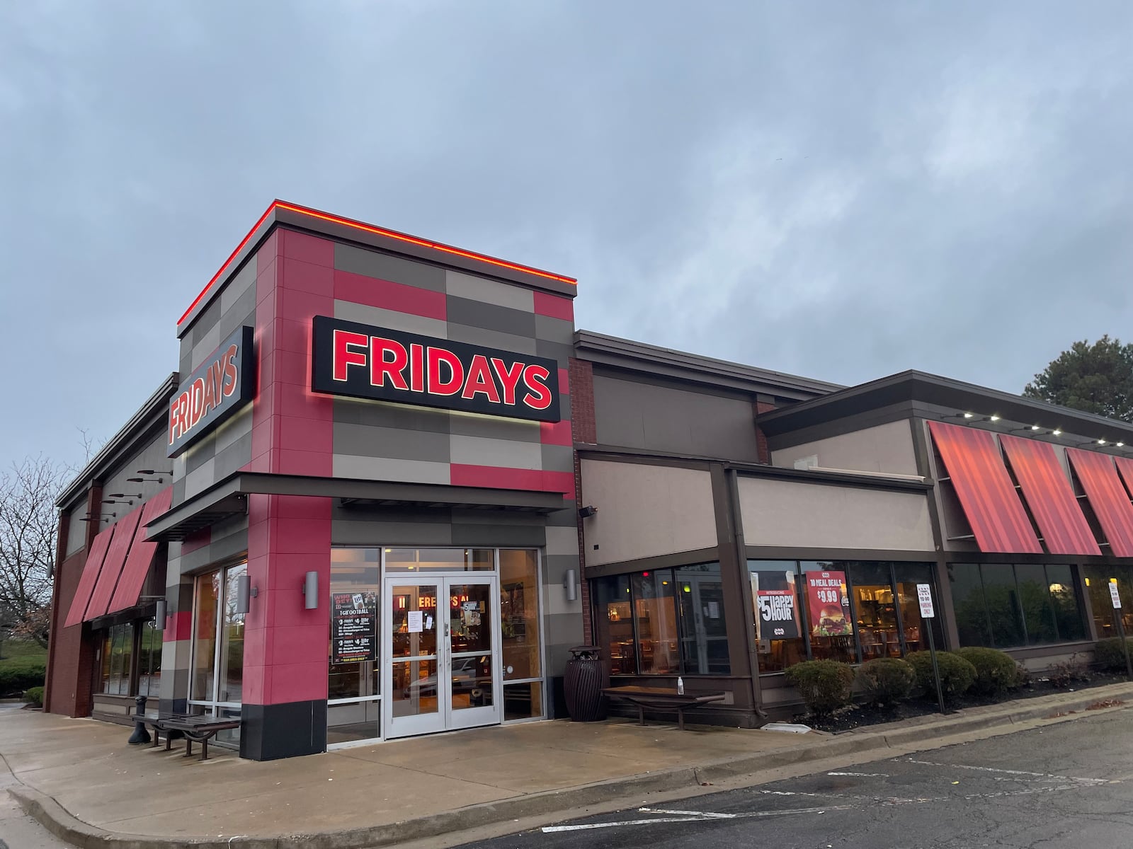 TGI Fridays, located at 2799 Centre Dr. in Beavercreek, is closed. NATALIE JONES/STAFF