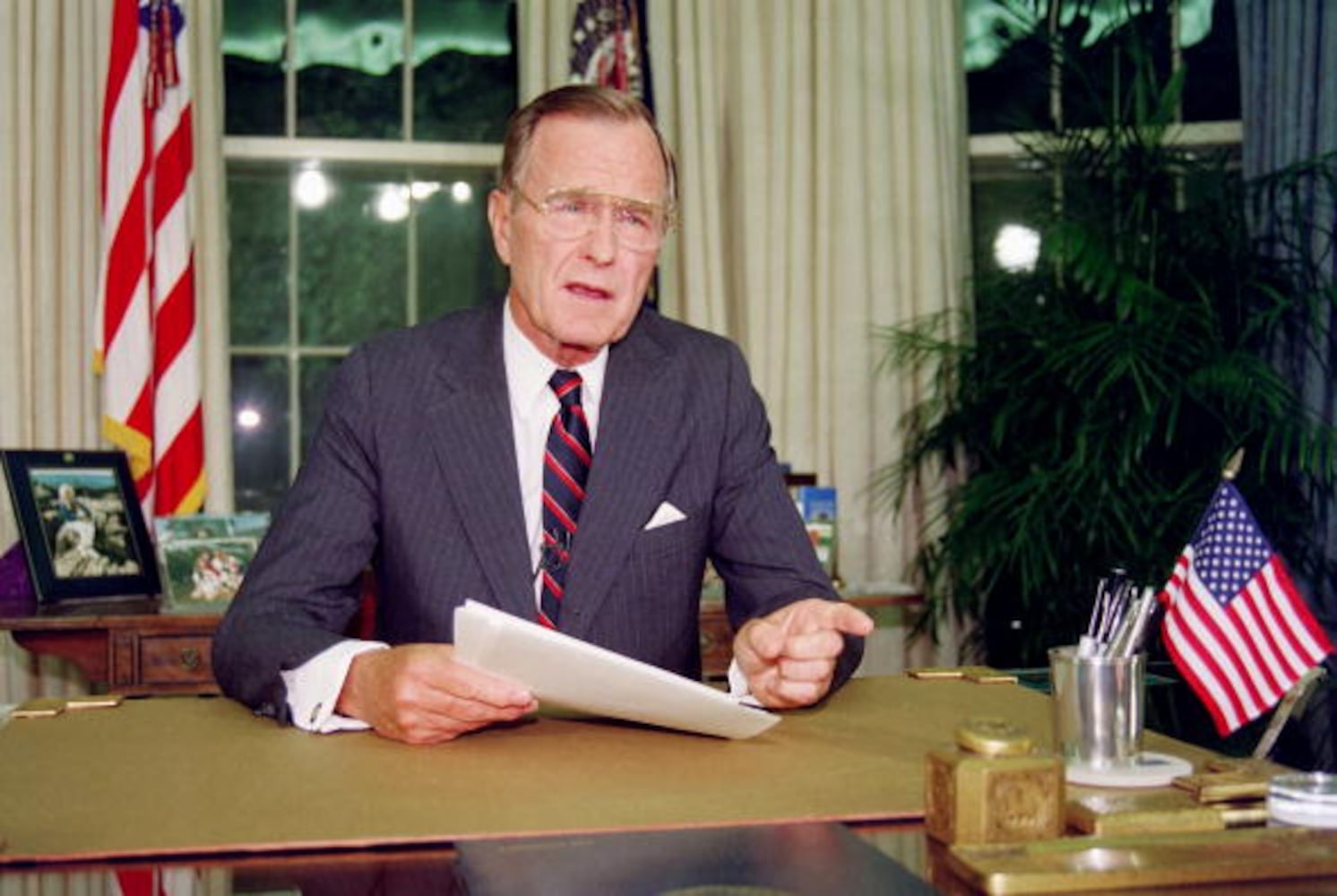 1991: George Bush poses for photographers after his address to the nation