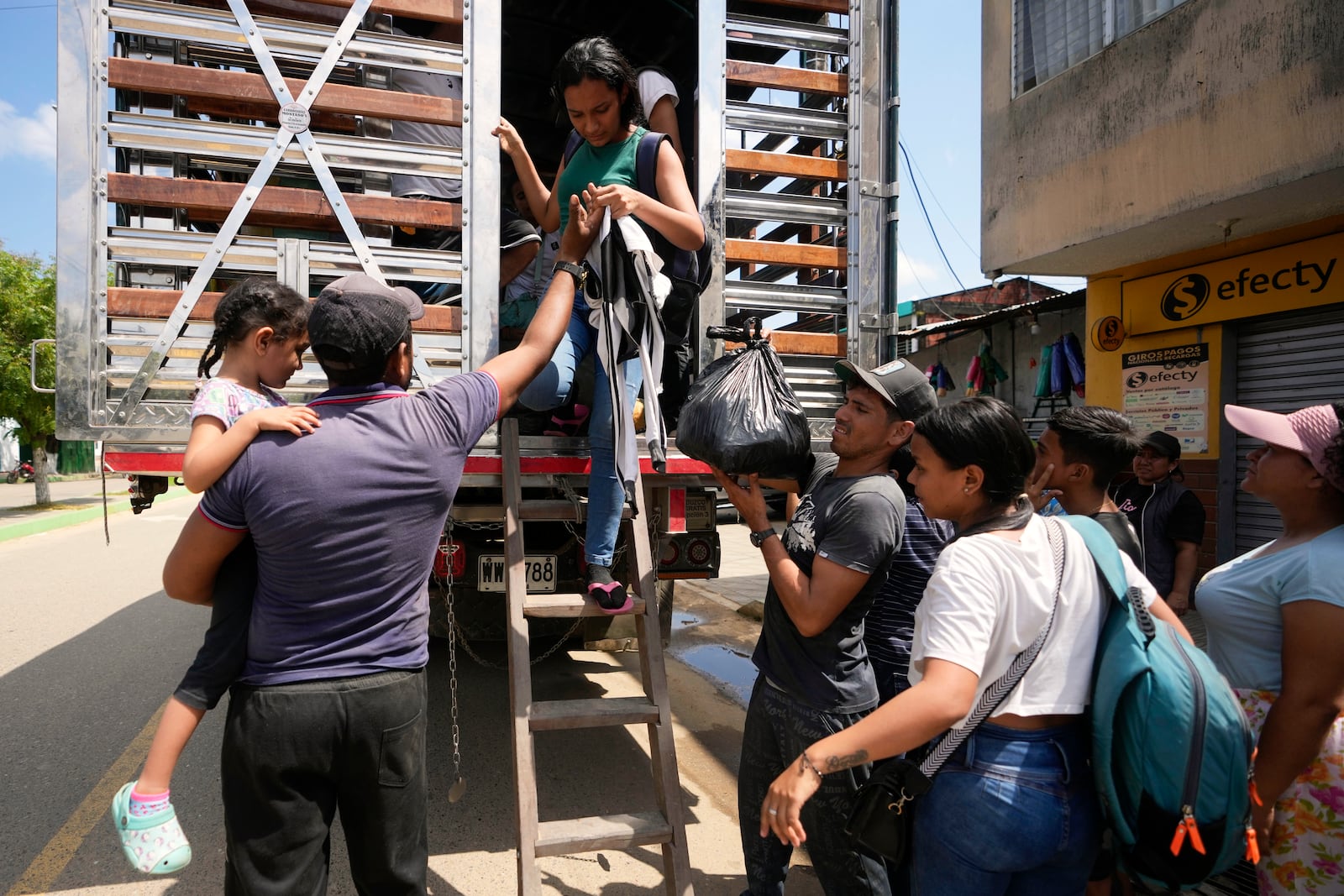 People displaced by guerrilla attacks that have killed dozens and forced thousands to flee their homes, arrive to a school serving as a temporary shelter in Tibu, Colombia, Tuesday, Jan. 21, 2025. (AP Photo/Fernando Vergara)