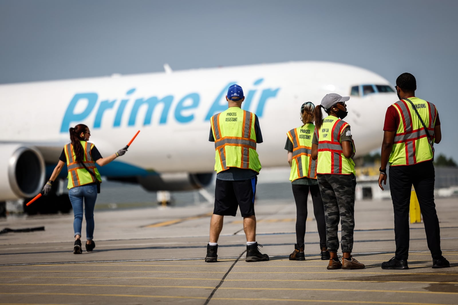 Amazon ground crews position a 767 cargo plan for offload at the Wilmington Air Park. JIM NOELKER/STAFF