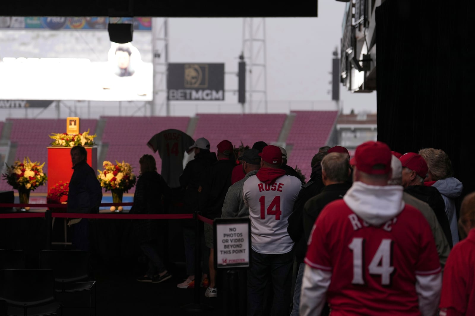 Baseball fans line up to pay their respects to Cincinnati Reds legend Pete Rose during a public visitation, Sunday, Nov. 10, 2024, at Great American Ball Park in Cincinnati. (AP Photo/Kareem Elgazzar)