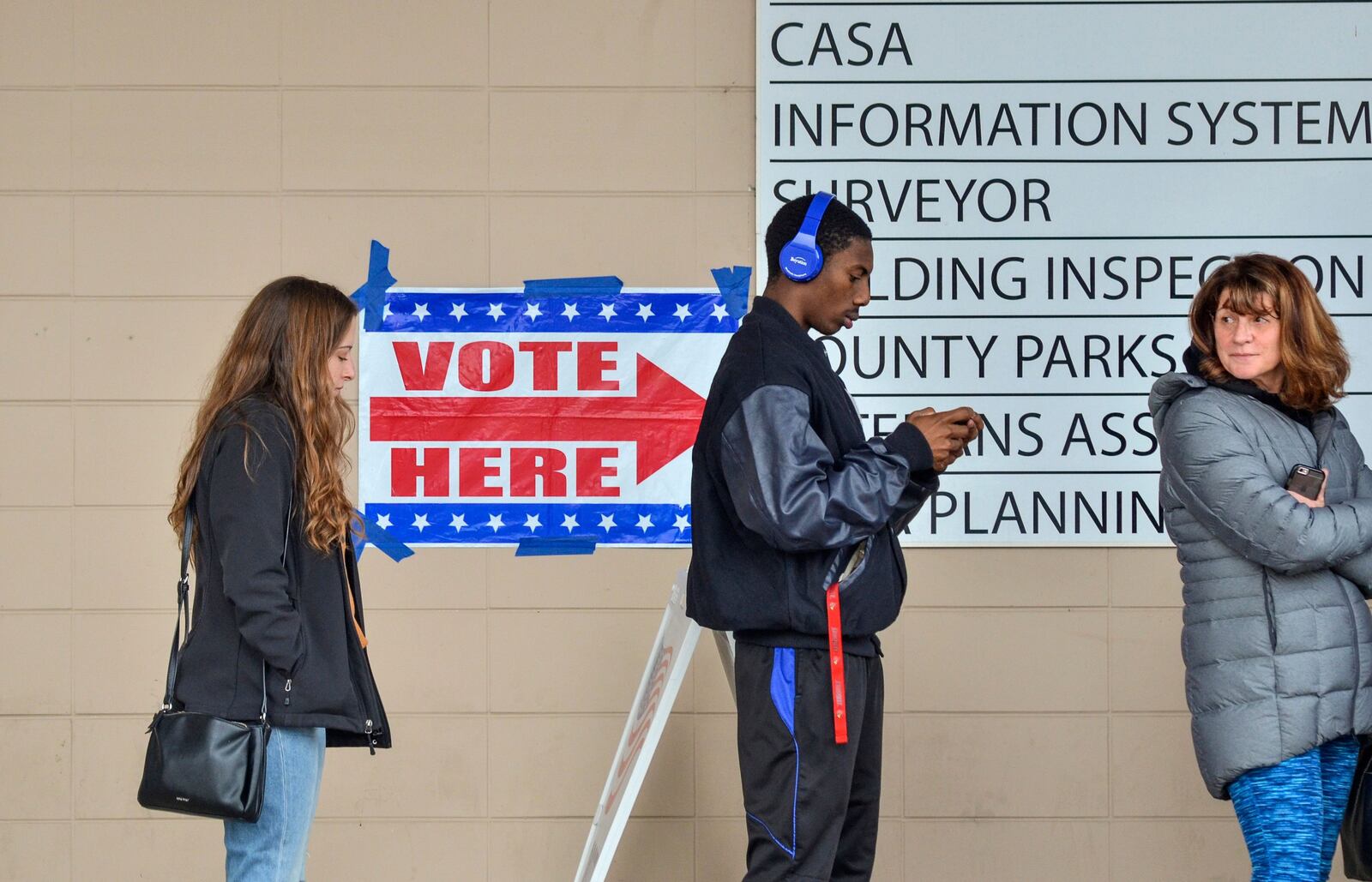 Voters were lined up outside of the Vigo County Annex in Terre Haute, Ind.,. on Monday, Nov. 5, 2018, to take advantage of the final day of early voting. (Austen Leake/Tribune-Star via AP)  