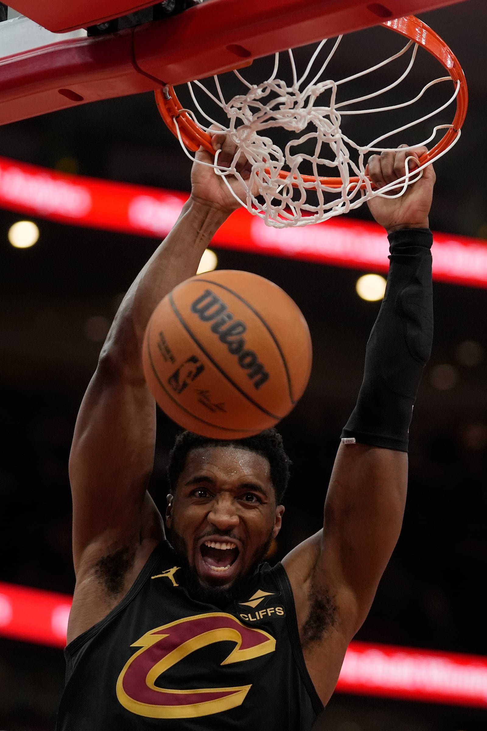 Cleveland Cavaliers guard Donovan Mitchell (45) dunks the ball during the second half of an NBA basketball game against the Chicago Bulls, Tuesday, March 4, 2025, in Chicago. (AP Photo/Erin Hooley)