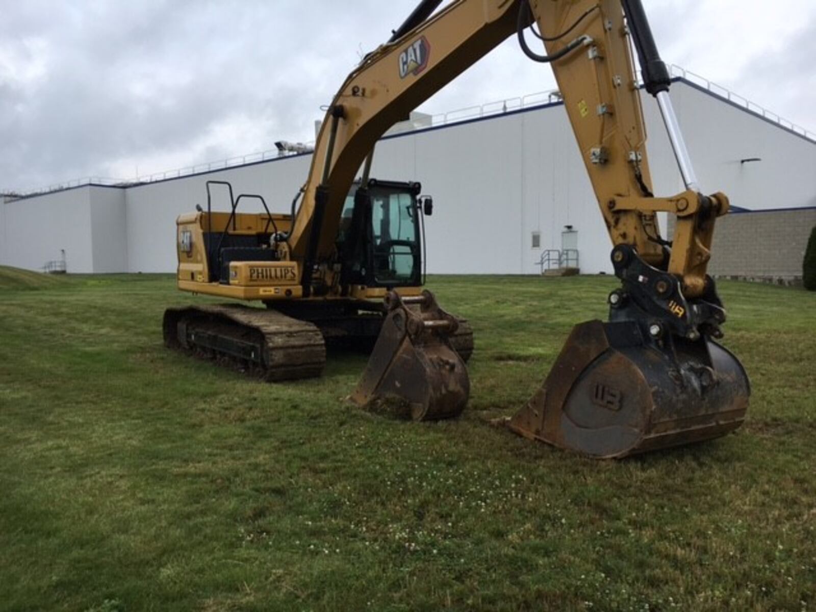 Construction equipment awaits at White Castle's Capstone Way plant. THOMAS GNAU/STAFF