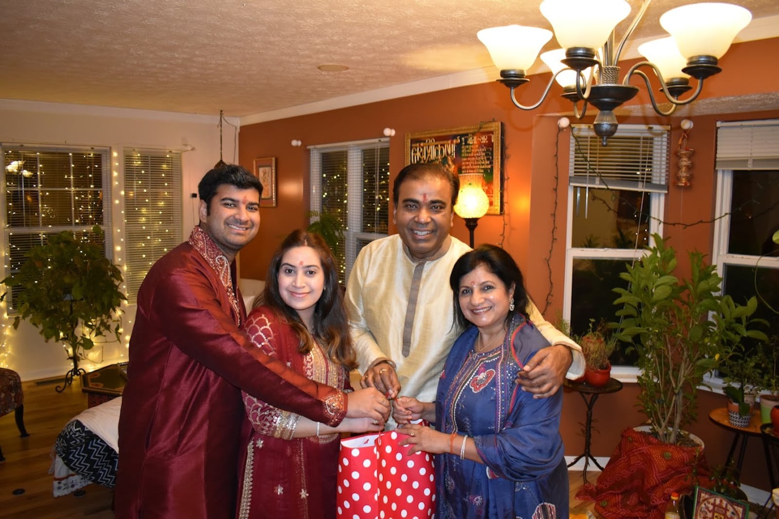 Od lewej do prawej: Avneesh Aggarwal, Nikhita Aggarwal, Arun Aggarwal i Puneeta Aggarwal świętują Diwali prezentami i modlitwami. Puneeta jest prezesem India Club of Dayton. WKŁAD