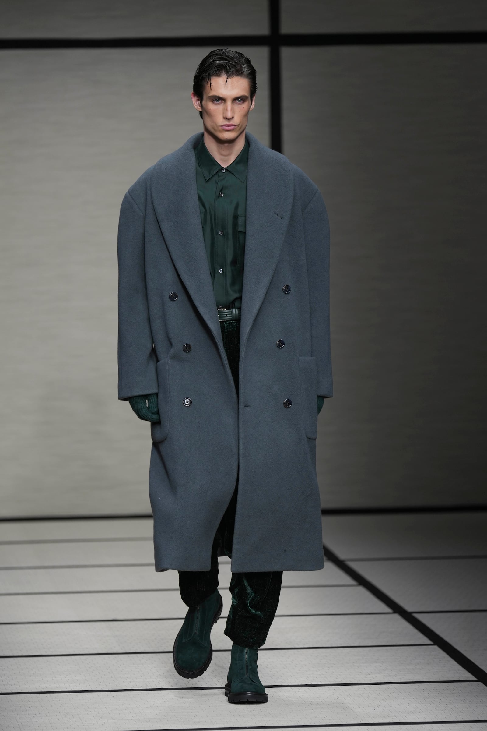 A model wears a creation part of the men's Giorgio Armani Fall-Winter 2025-2026 collection, that was presented in Milan, Italy, Monday, Jan. 20, 2025. (AP Photo/Antonio Calanni)