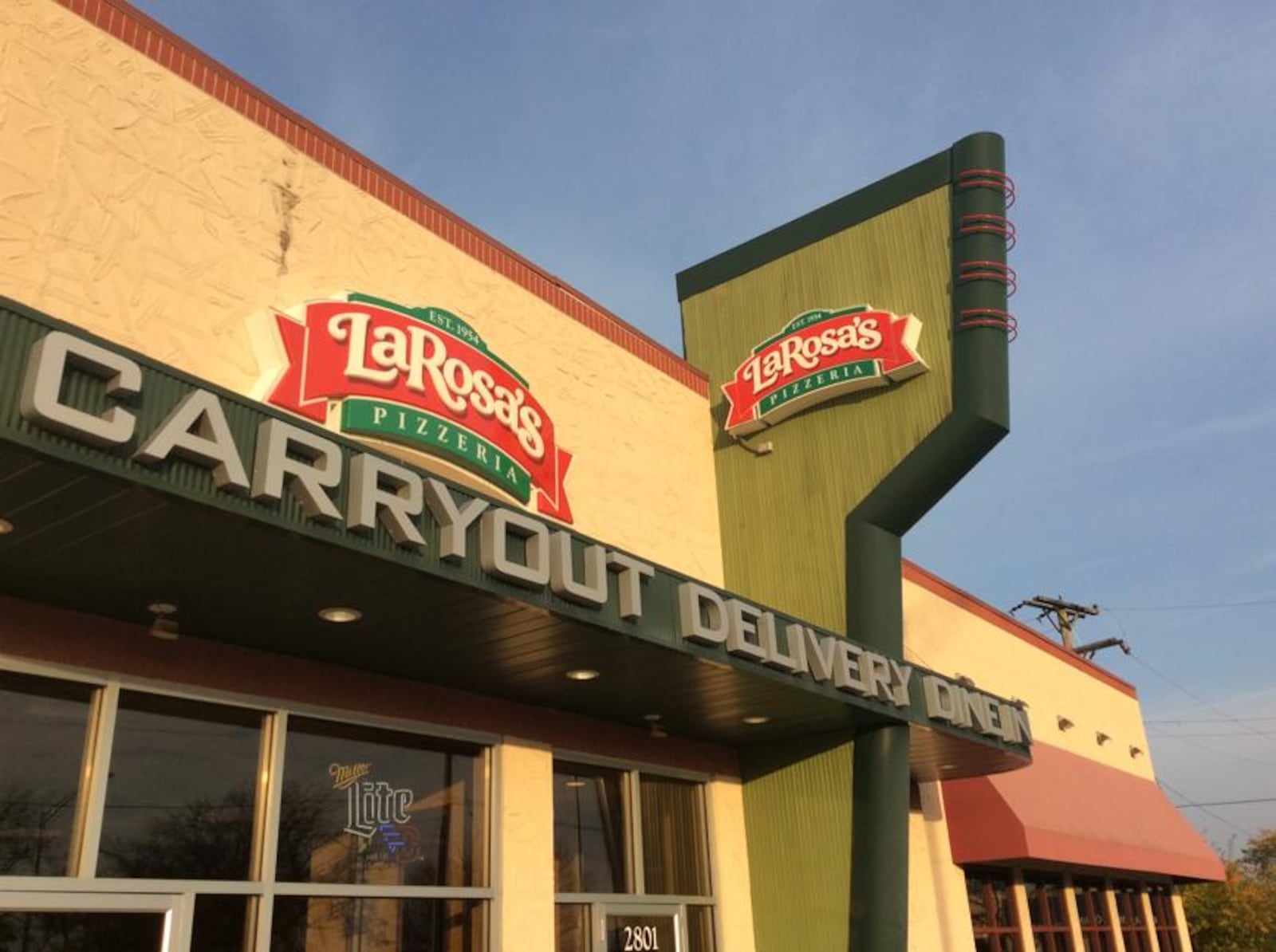 The closing over the weekend of a LaRosa’s Pizzeria restaurant that had operated for 14 years in Beavercreek is the second such closing of a suburban Dayton LaRosa’s in the last 16 months. MARK FISHER/STAFF